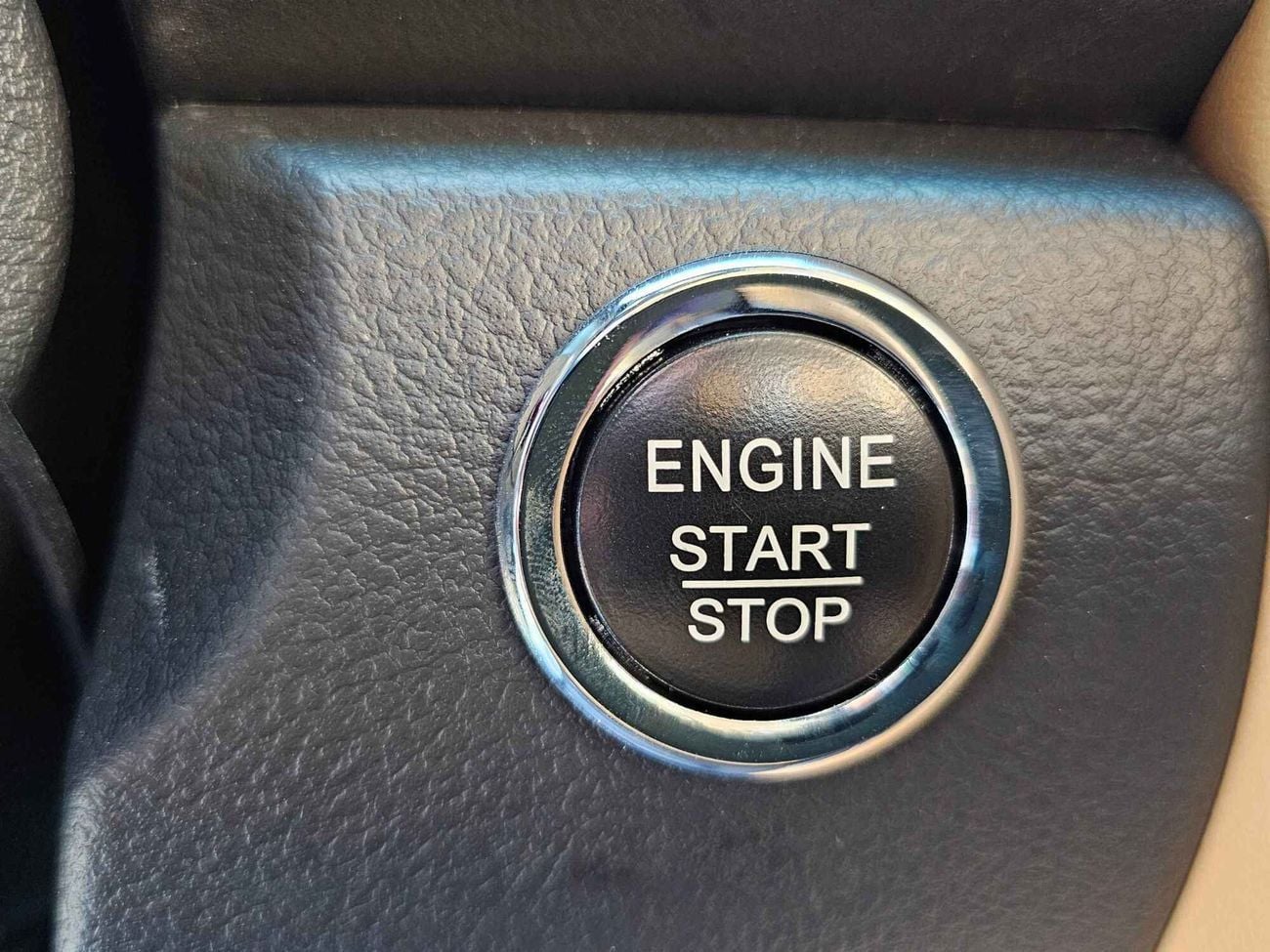 تويوتا فورتونر 4.0L V6 PETROL / 8 SCREEN + CAMERA / REMOTE KEY / REAR A/C (CODE # FP40VXB)