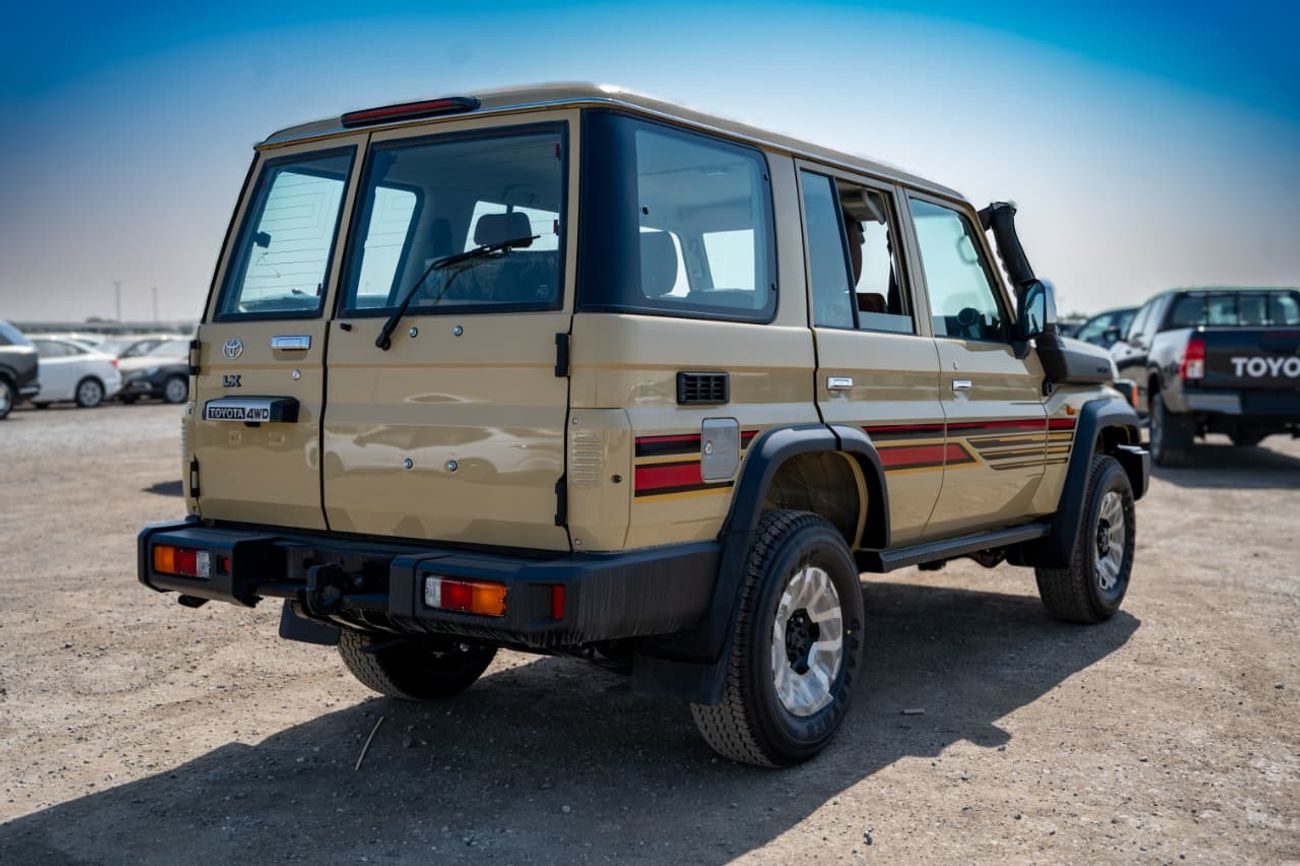 Toyota Land Cruiser 70 LC 76 2.8L | Diesel | 4 Cylinder | 6 Speed Automatic | 5 Door | 5 Seats