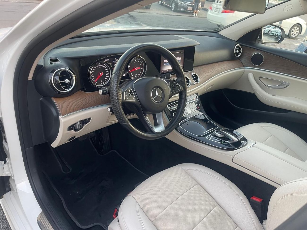 Mercedes-Benz E200 Mercedes E 200 Gulf 2017 in excellent condition, fully equipped