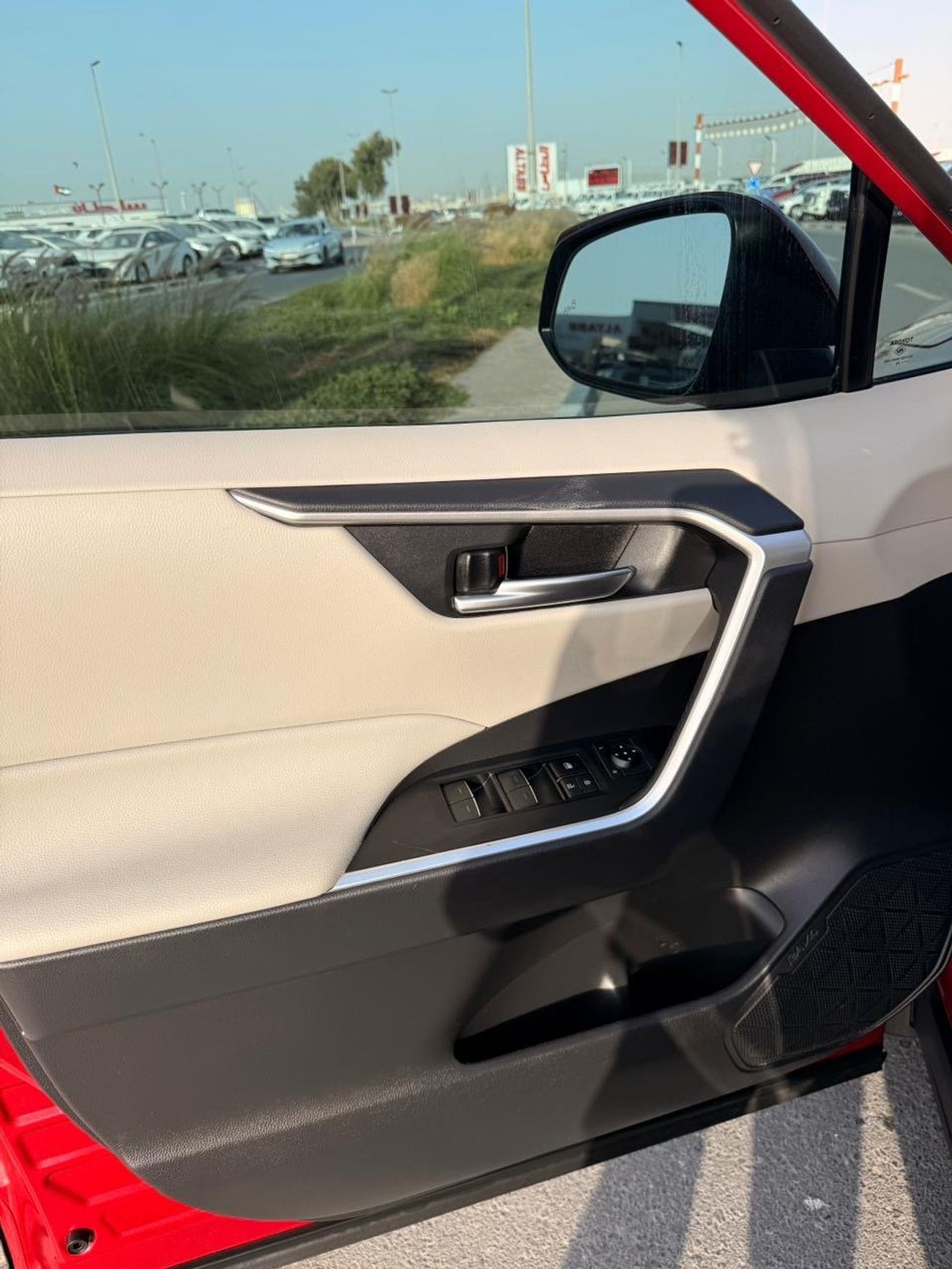 تويوتا راف ٤ XLE 2.5 L | sunroof, push start low mileage full option