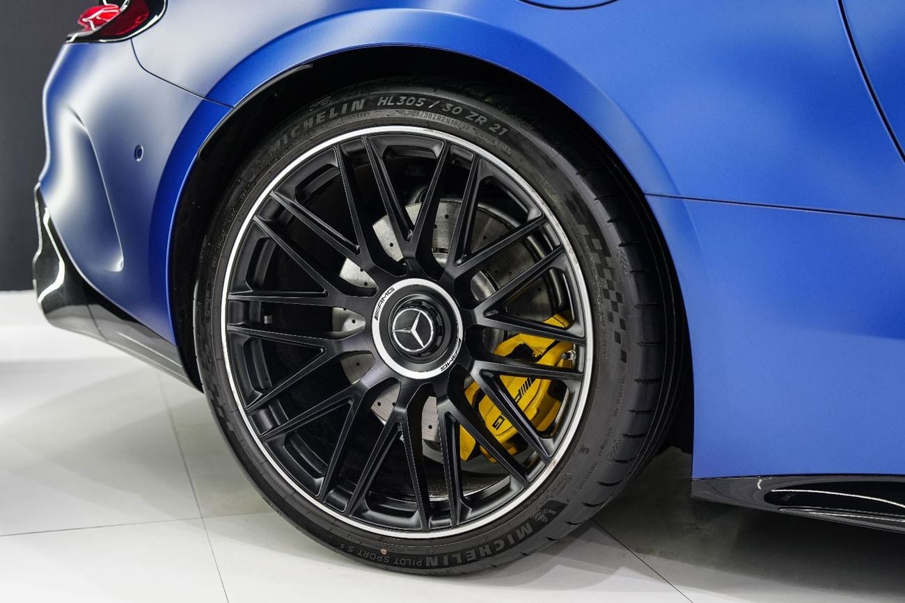 مرسيدس بنز AMG GT 63 سيارة كوبيه 4Matic+، مزودة بحزمة ألياف الكربون!!