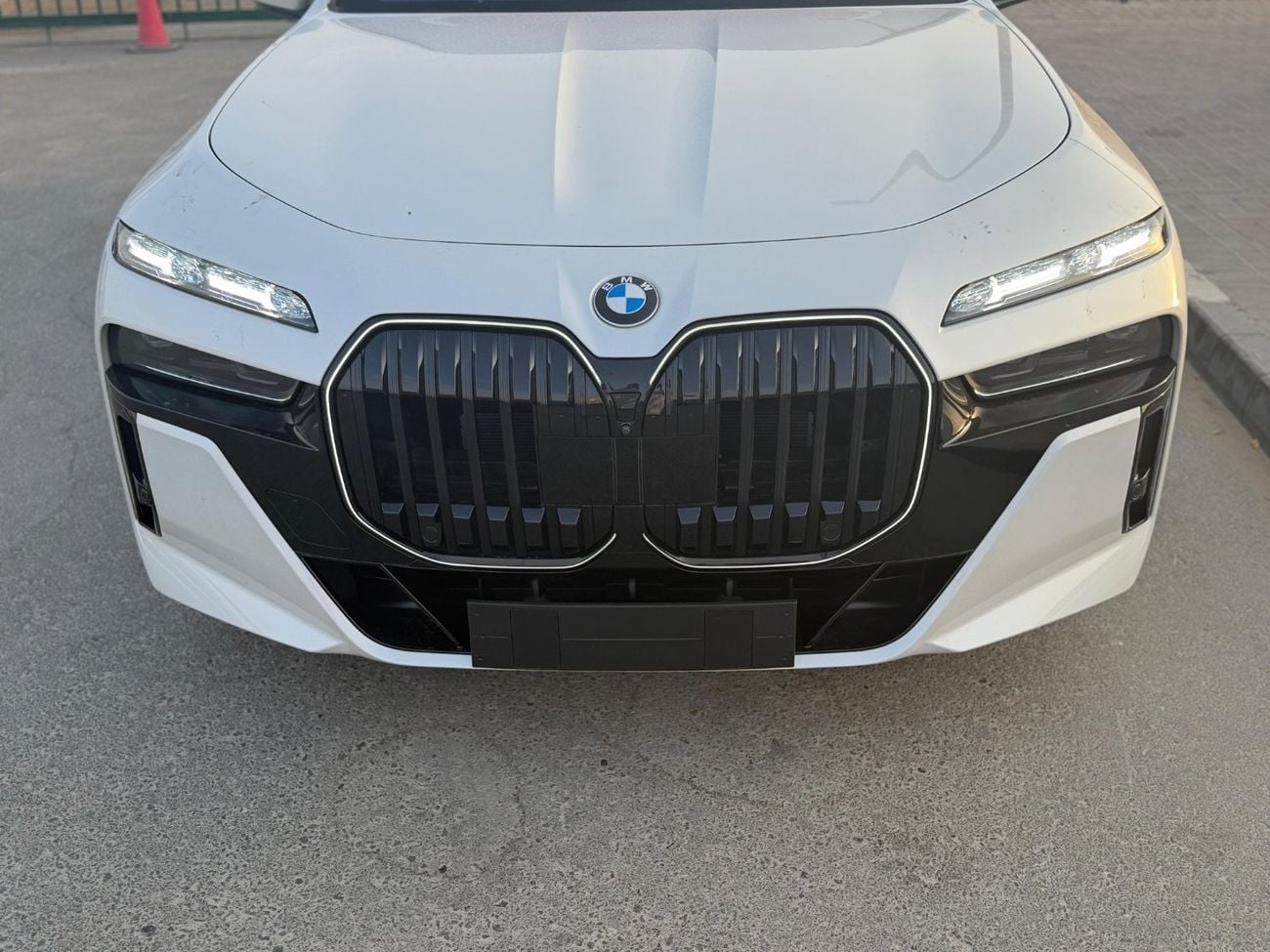 بي أم دبليو 740i MASTERCLASS M SPORT PACKAGE بي إم دبليو 740i بمحرك V6 سعة 3.5 لتر موديل 2025 كاملة المواصفات