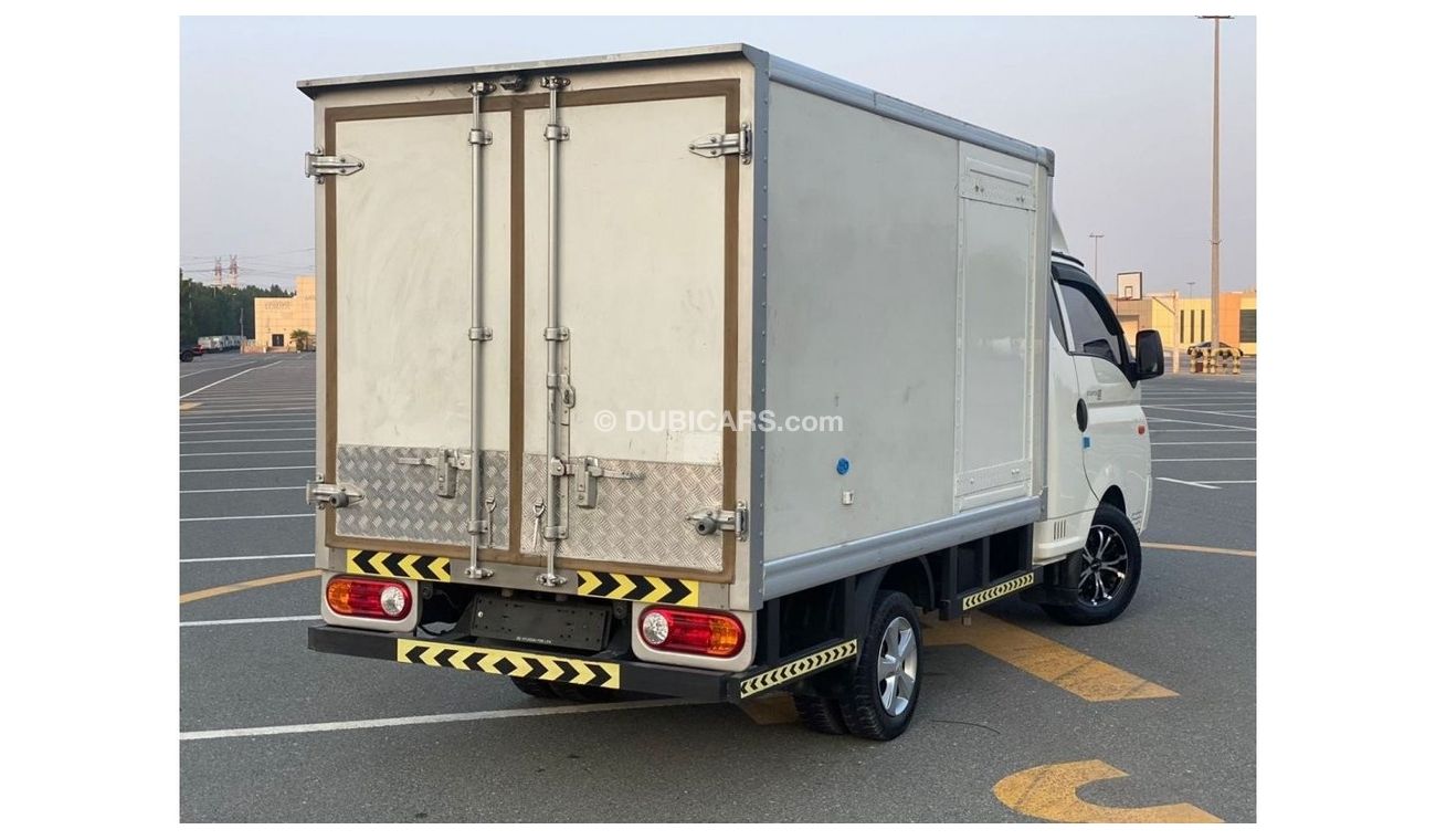 هيونداي بورتر 2 HYUNDAI PORTER PICK-UP WITH BOX 2014 GCC V4 ACCIDENT FREE - PERFECT CONDITION - ONLY 65000 KM