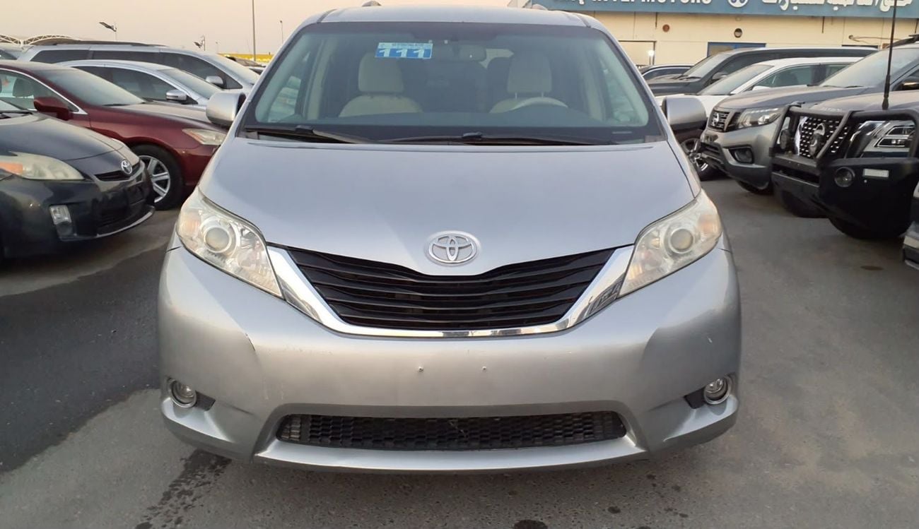 Toyota Sienna LE (NON GCC)