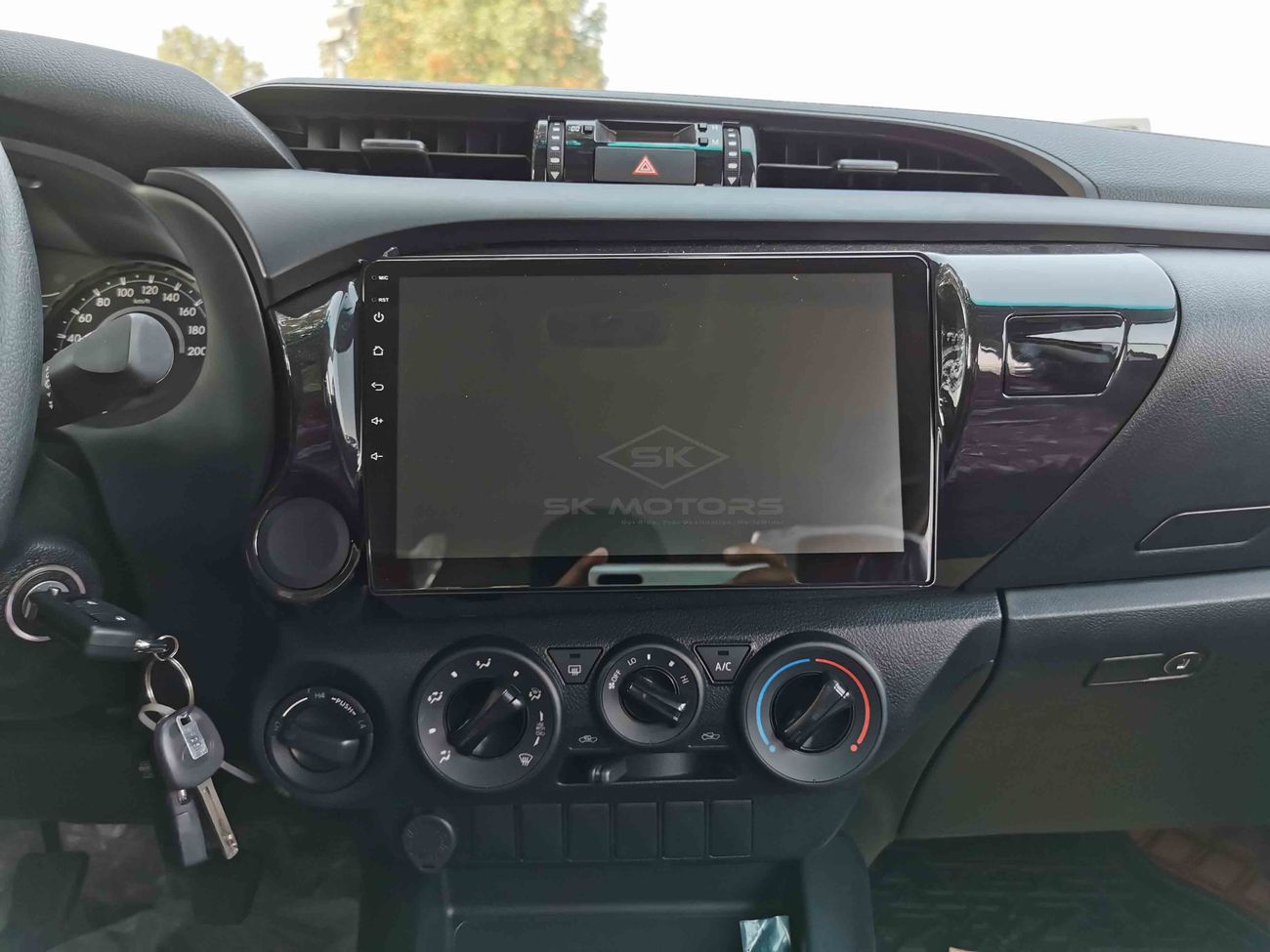 Toyota Hilux 2.4L Diesel, 17" Rims, Power Heat Switch, Rear Camera, Bluetooth-DVD, Fog Lights (CODE # THMO02)