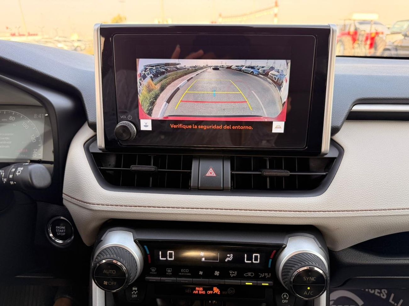 تويوتا راف ٤ XLE 2.5 L | sunroof, push start low mileage full option