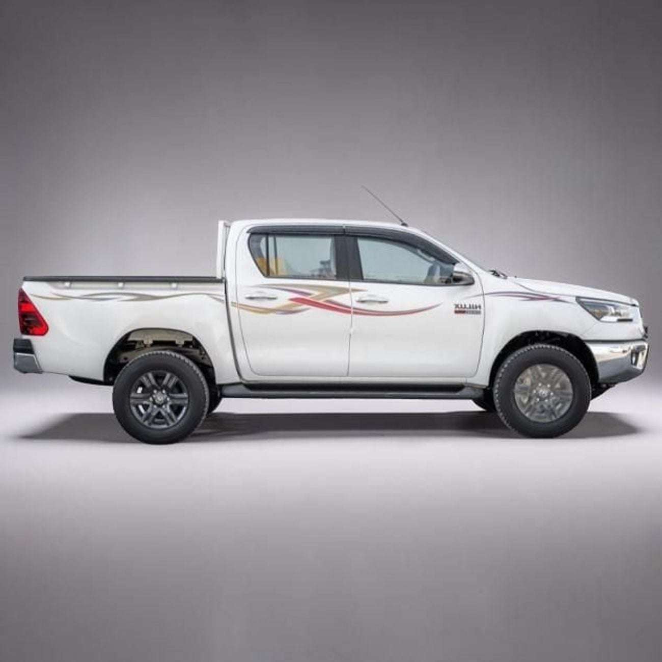 تويوتا هيلوكس HILUX 2.4 AT HI (WHITE PEARL MC INSIDE MAROON) 2026