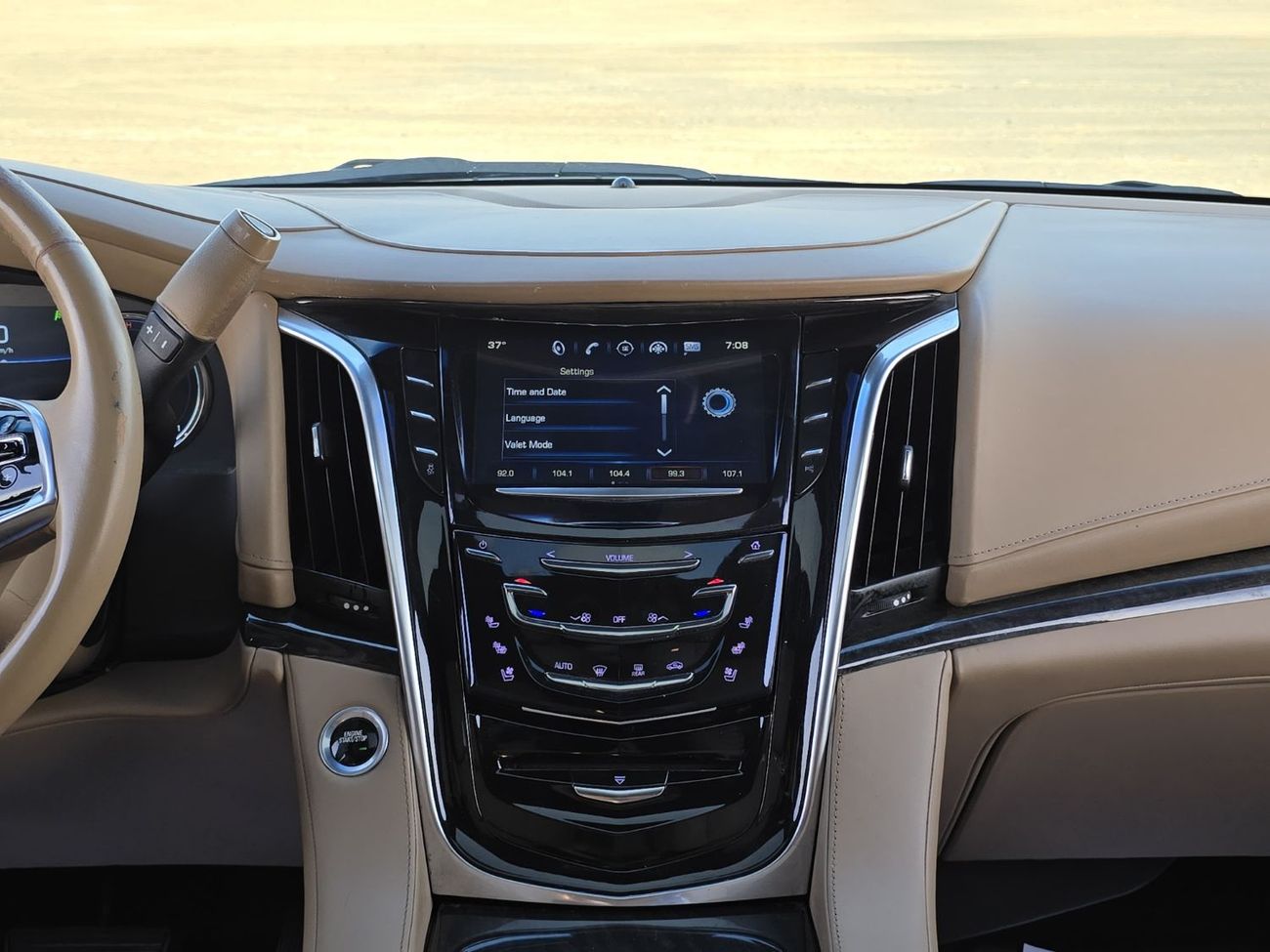 Cadillac Escalade Platinum 6.2L CADILLAC ESCALADE 2018 GCC 2KEYS // ORGINAL PAINT // GOOD CONDITION INSIDE OUT SIDE