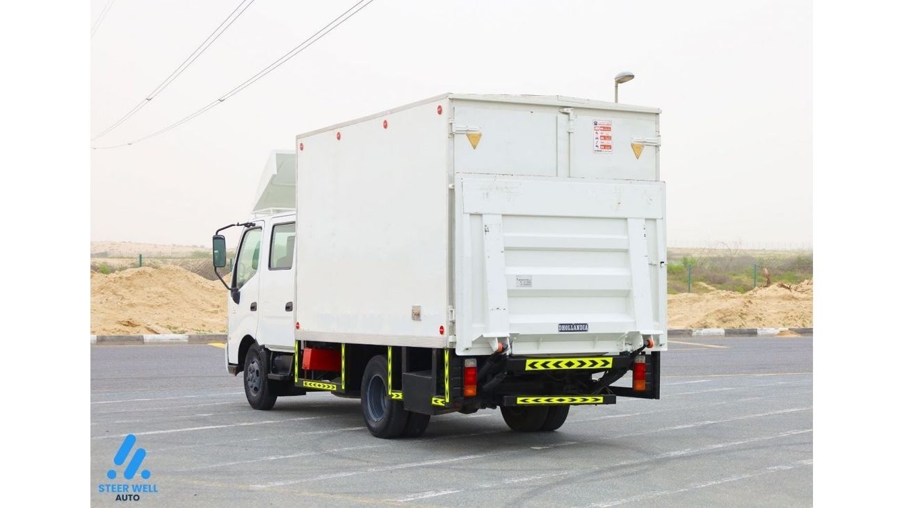 هينو 300 614 / Dual Cab 4.0L RWD / Diesel M/T with Rear AC / Like New Condition / GCC Specs