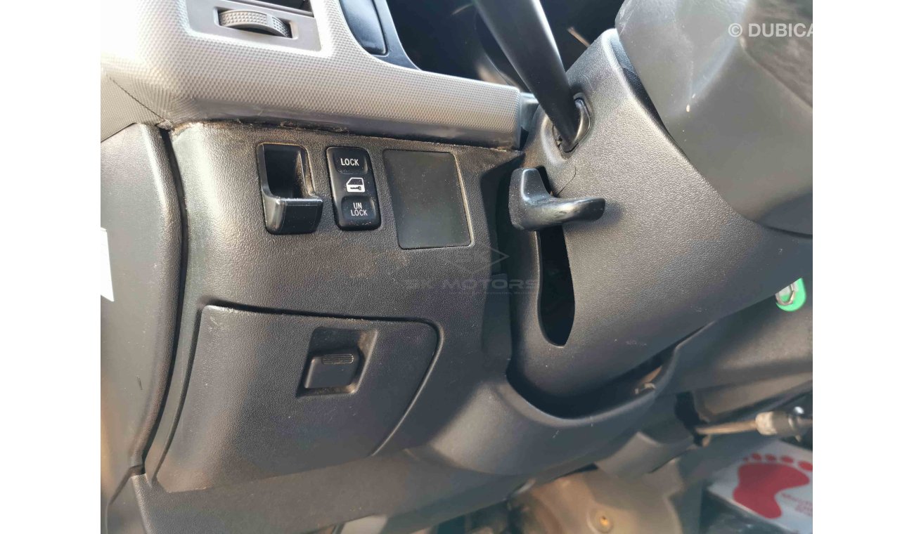 Toyota Hiace 2.7L 4CY Petrol, 15" Tyre, Xenon Headlights, Manual Gear Box, Fabric Seats, Tuner Radio (LOT # 9261)