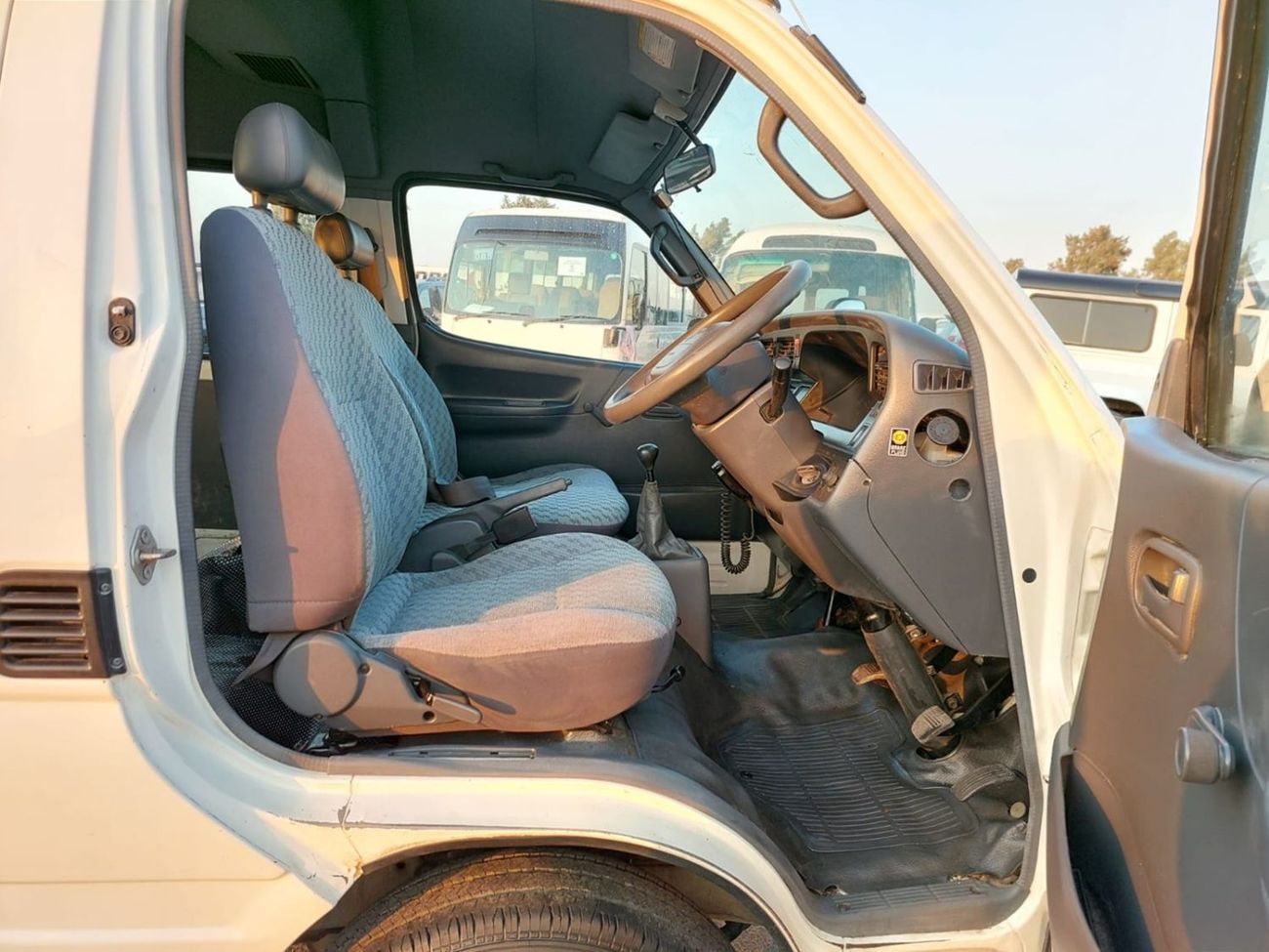 تويوتا هاياس TOYOTA HIACE COMMUTER VAN RHD 2004 MODEL 3.0 L DIESEL MANUAL(PM20757)