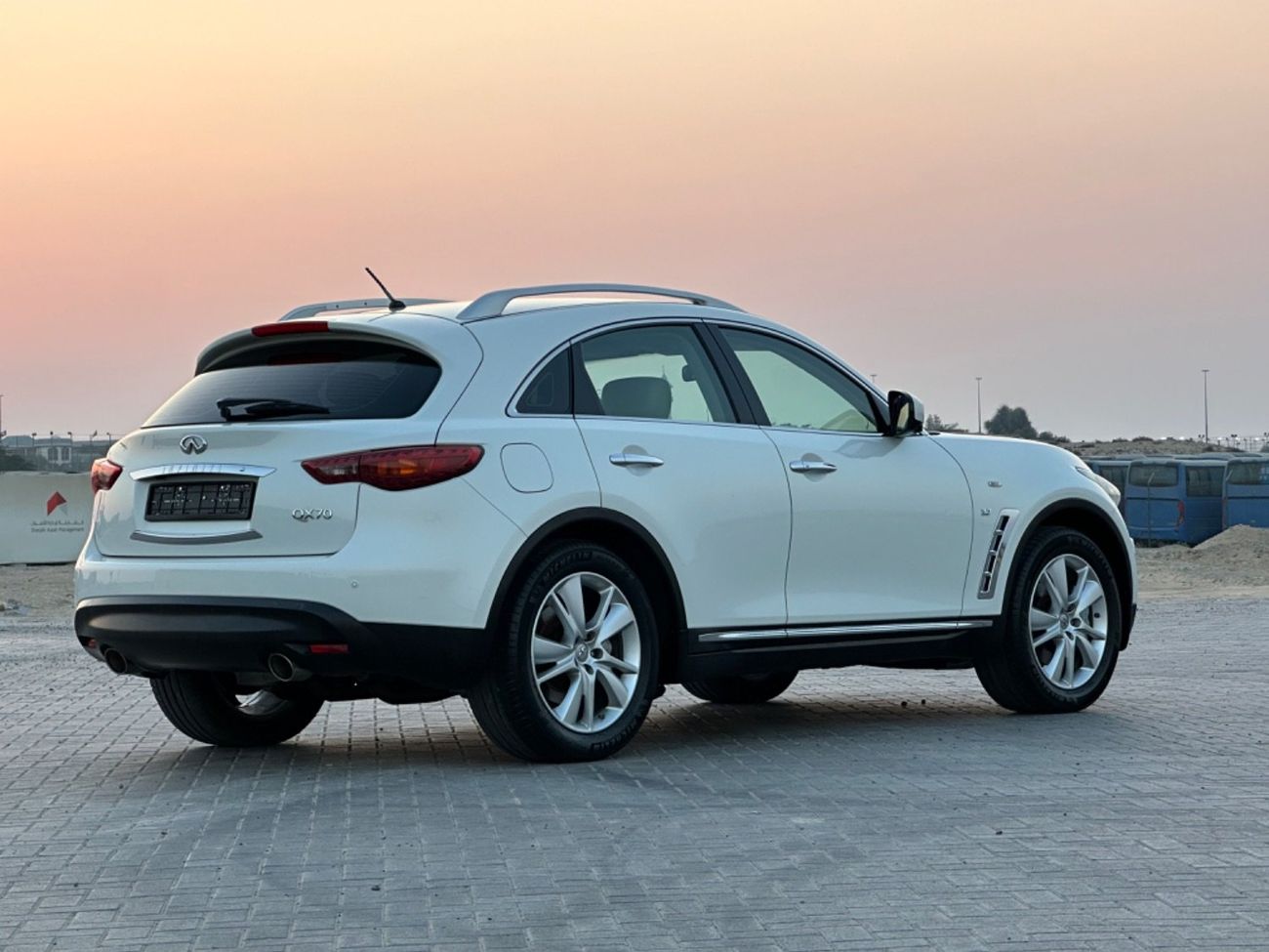 Infiniti QX70 MODEL 2017 GCC CAR PERFECT CONDITION INSIDE AND OUT SIDE FULL OPTION SUN ROOF LEATHER SEATS 5 camera