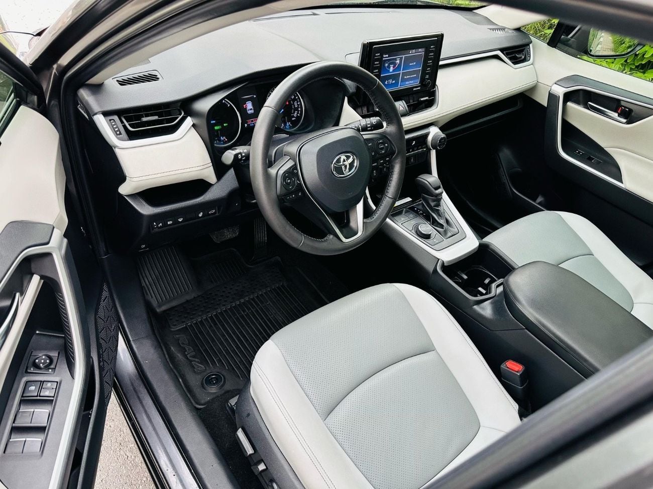 Toyota RAV4 XLE HEV 2022 Model XLE Hybrid 2.5L V4 Full Option Very Clean And Perfect condition