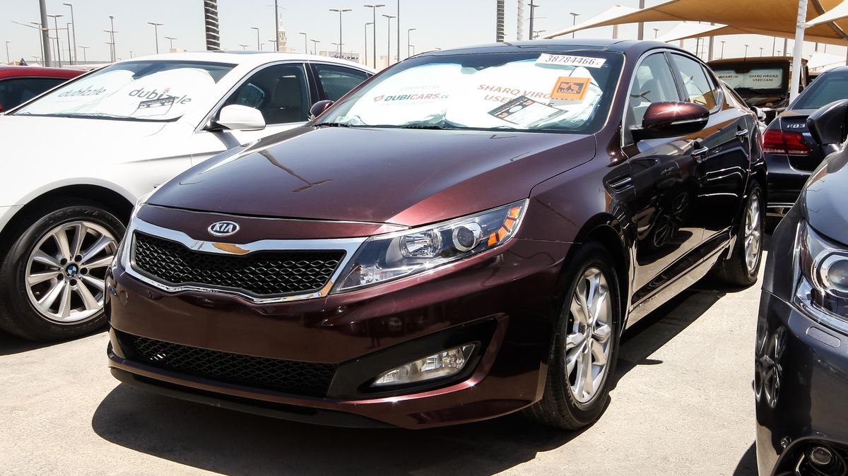 Kia Optima for sale AED 28,000. Burgundy, 2012