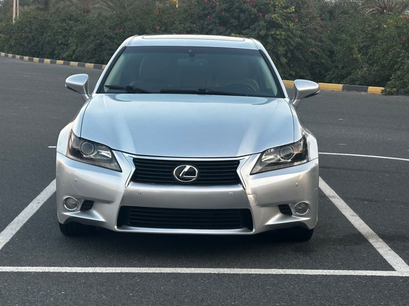 لكزس GS 350 موديل 2013 حاله ممتازه من الدآخل والخارج فل مواصفات فتحه وجلد ومثبت سرعه وتحكم كهربائي كامل