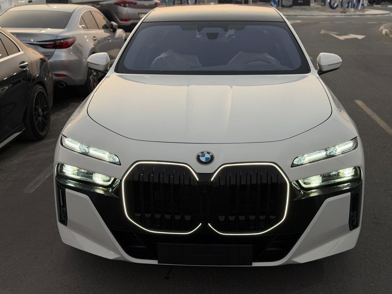 BMW 760i XDRIVE AUTOMATIC TRANSMISSION ( FOR RE EXPORT OUTSIDE GCC COUNTRIES )