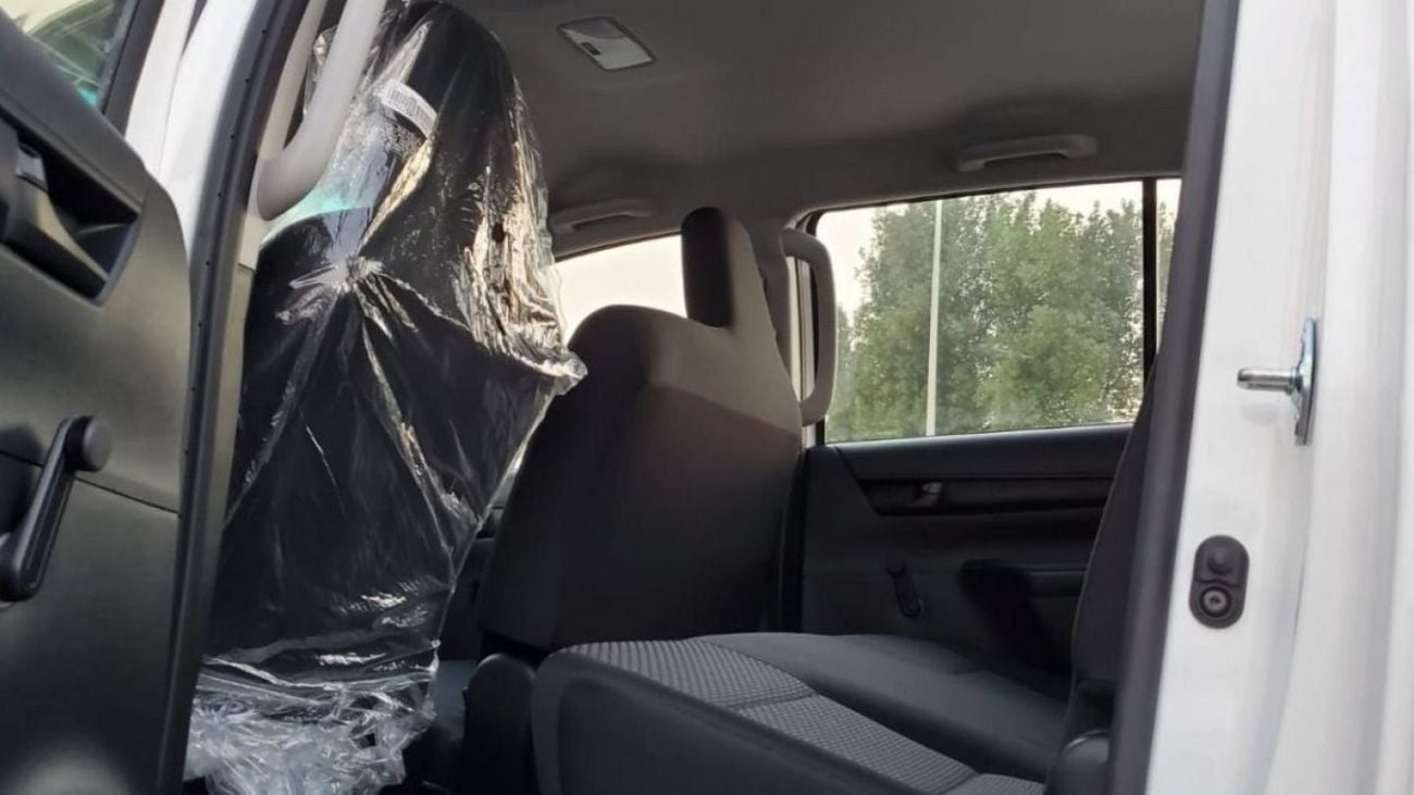 تويوتا هيلوكس double cabin 2.4 Diesel ,,,4X4,,, white color Black interior 2024 Basic option