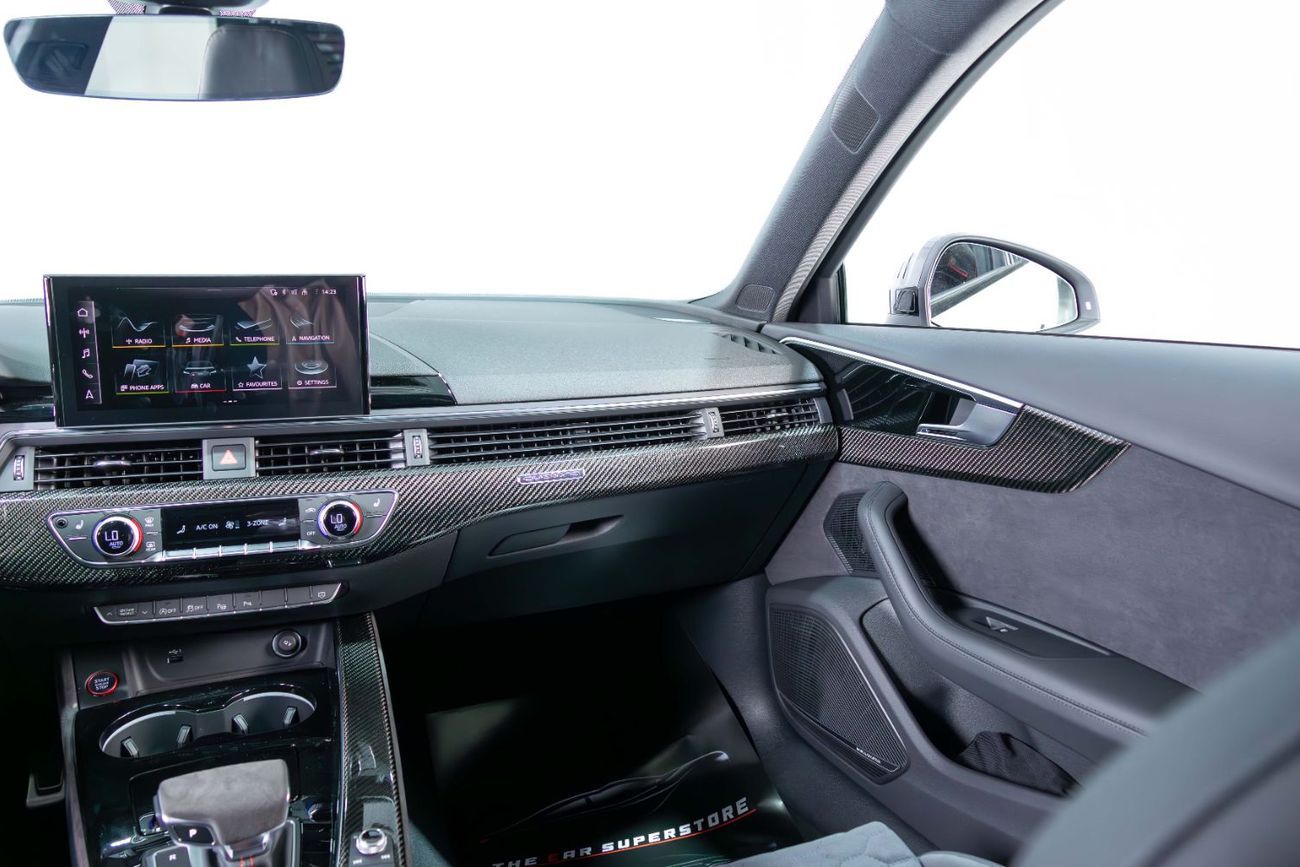 Audi RS4 Avant-Al Nabooda WarrantyService Contract-Very Low Mileage-Carbon Fiber RS Bucket Seats