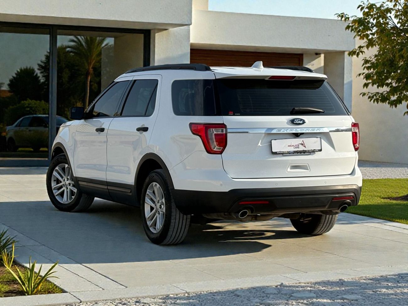 Ford Explorer FWD 3.5L V6 A/T | 2016 | GCC SPECS | WHITE EXTERIOR | AED 740 per month
