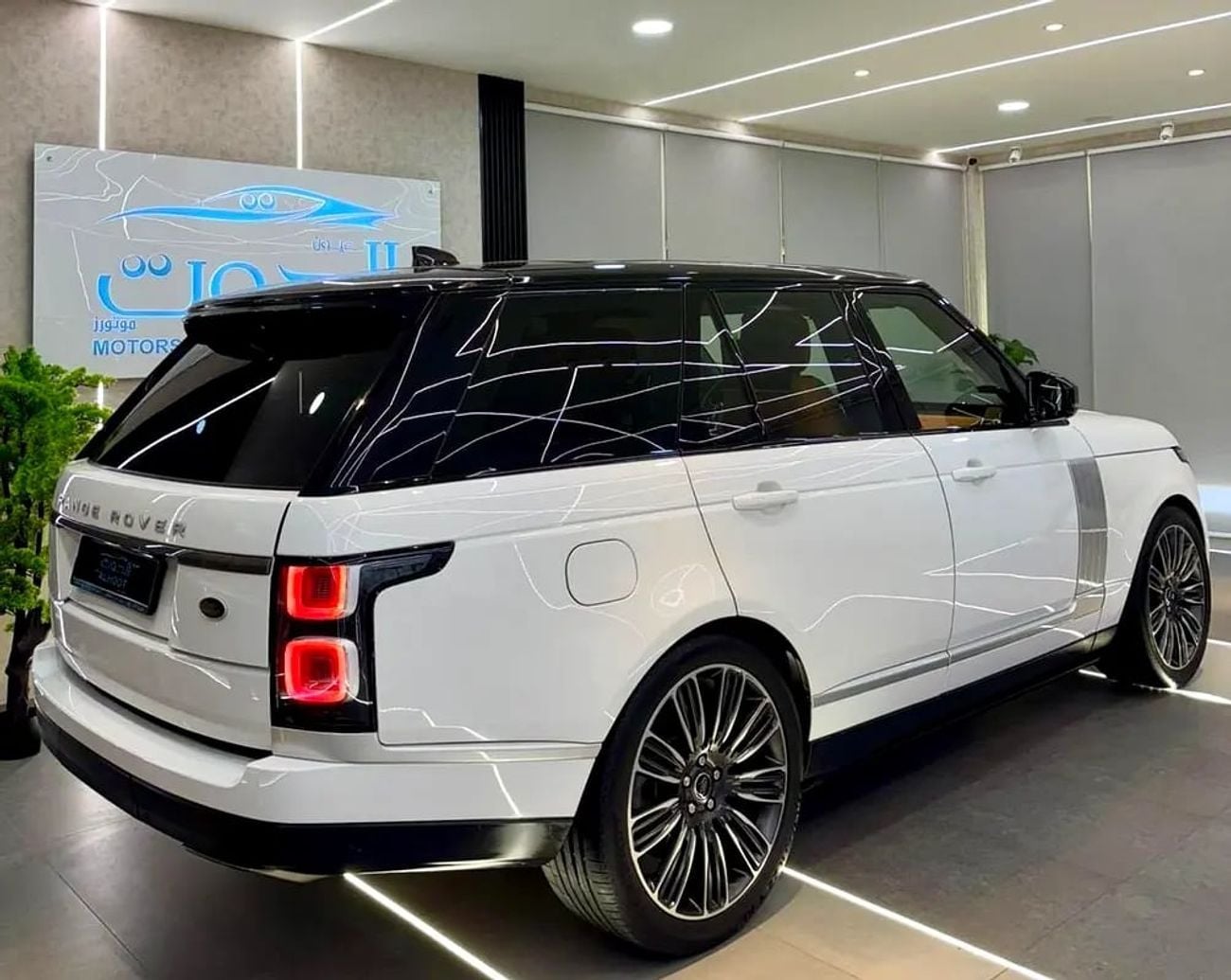 لاند روفر رينج روفر LWB Autobiography P400 3.0L ELITE VOGUE || SUPERCHARGED || GCC || FULLY LOADED || ACCIDENTS FREE