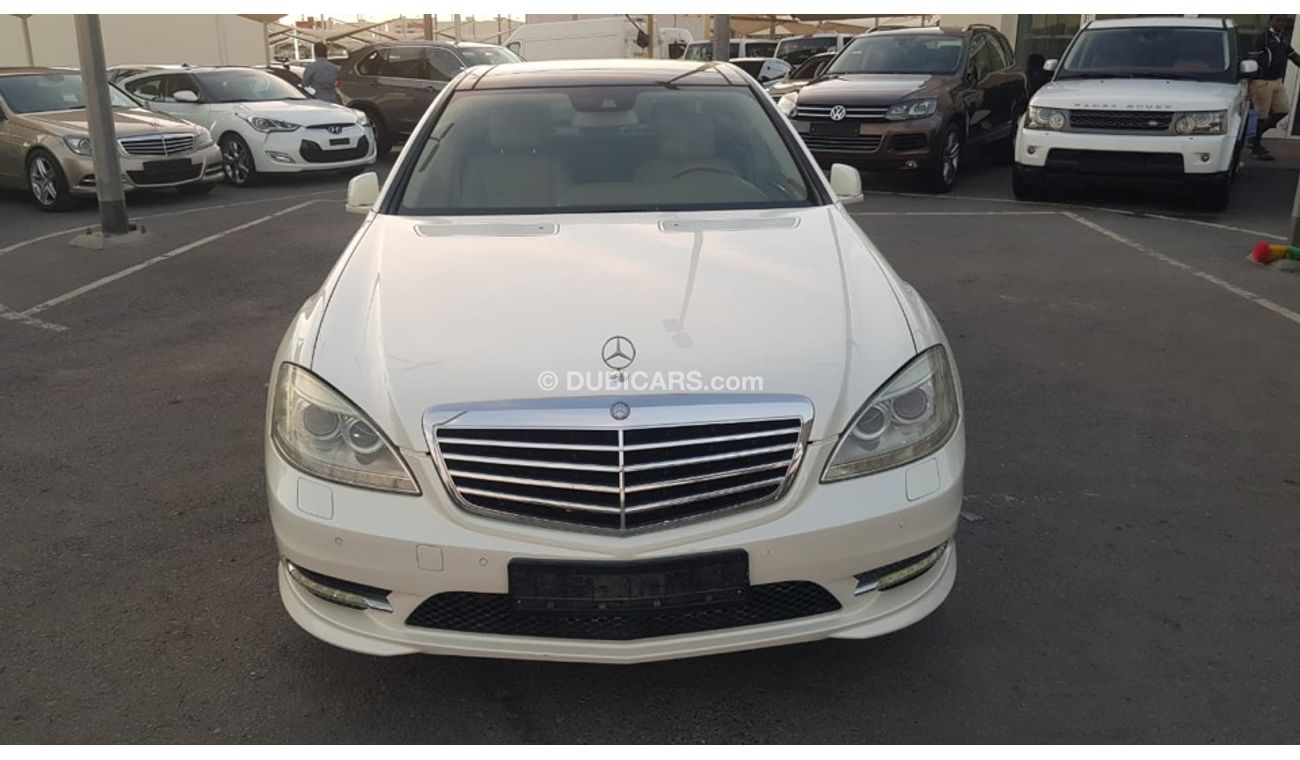 مرسيدس بنز S 350 موديل 2011 حاله ممتازه من الداخل والخارج فل مواصفات كراسي جلد ومثبت سرعه وتكييف خلفي ونظام صوت ممتاز