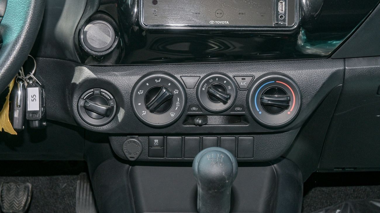 Toyota Hilux DLX. 2.4L Diesel 4WD