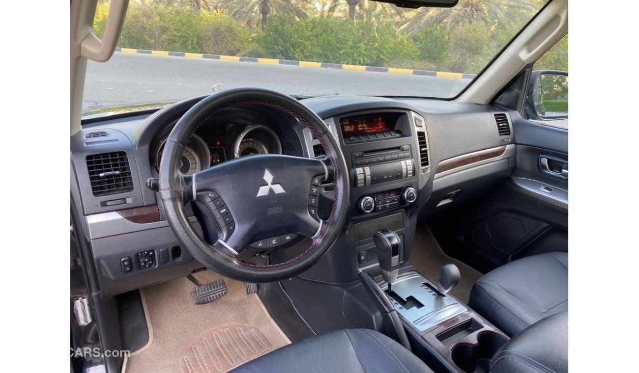 Mitsubishi Pajero GLS Highline Top Mitsubishi Pajeri 2015 GCC V6 3.8L Original Paint - Full Option - Perfect Condition