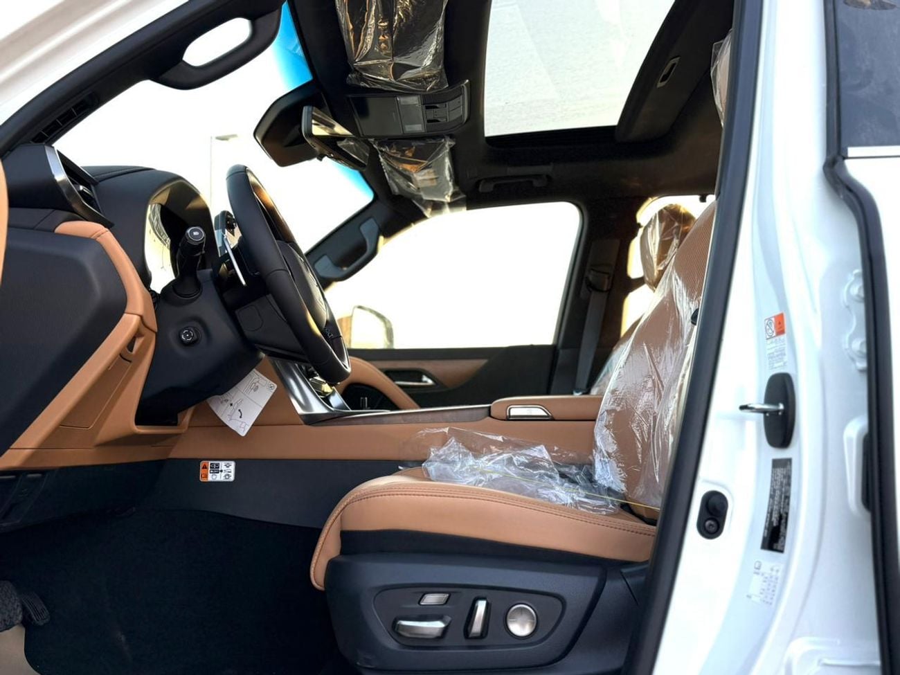 Lexus LX700h SIGNATURE WHITE INSIDE TAN
