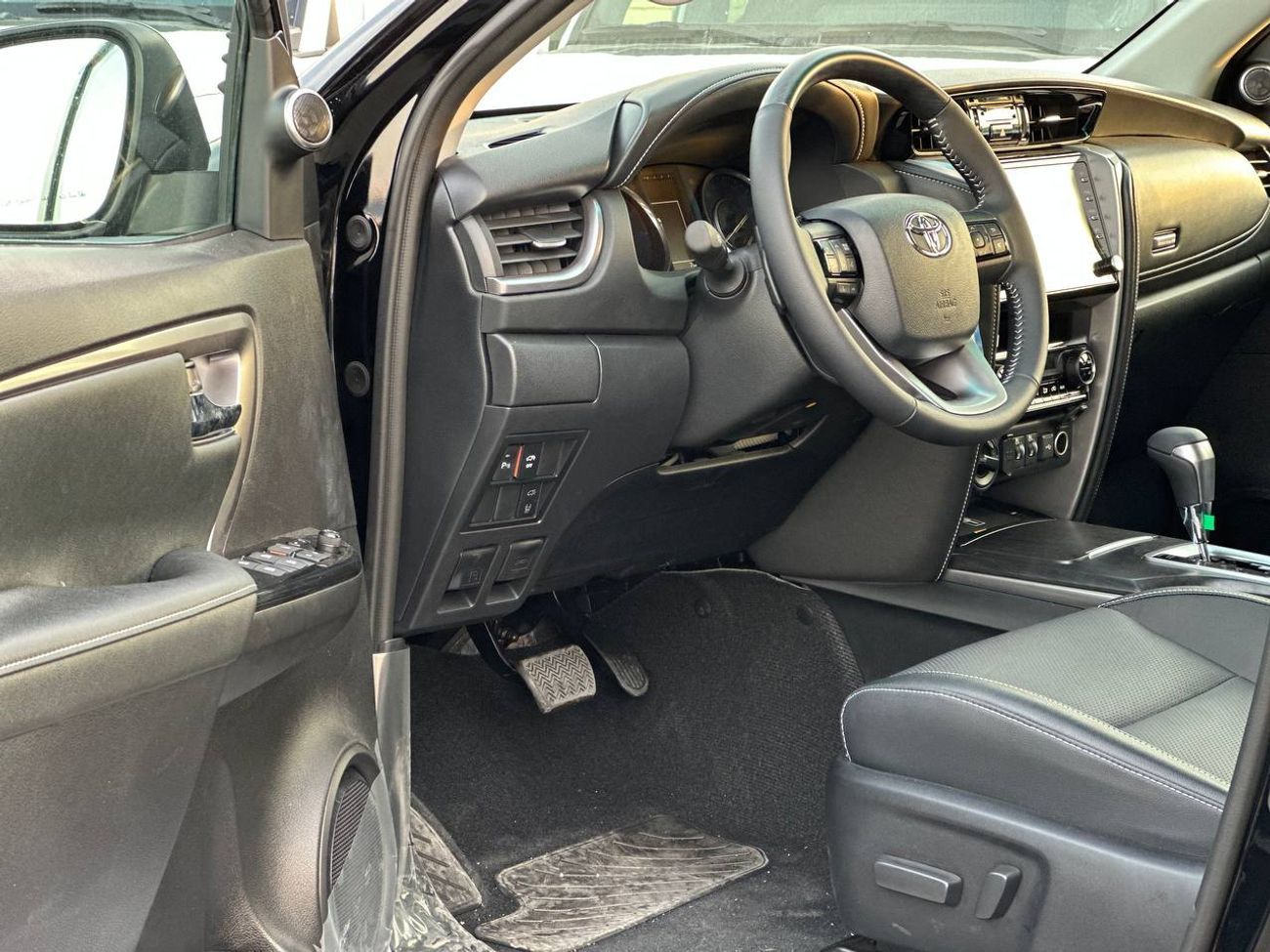 Toyota Fortuner GXR 4.0L PTR A/T // 2025 // High Option with DVD&Back Camera , Leather & Cooling Seats , Wireless Ch
