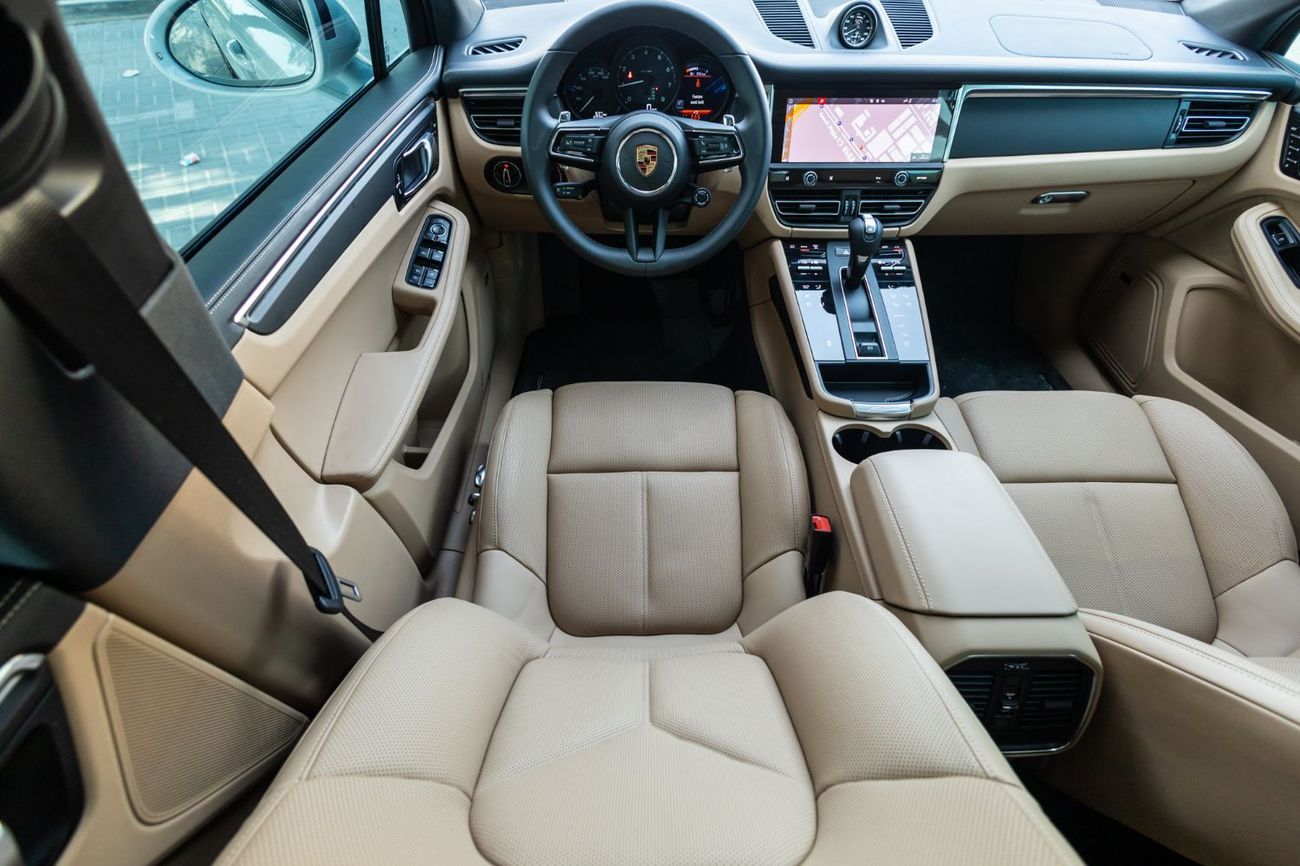 بورش ماكان Base