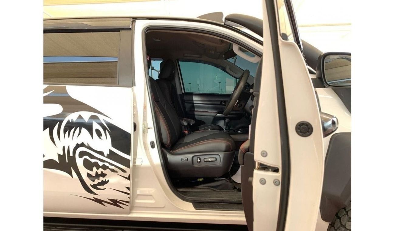 تويوتا هيلوكس SR5