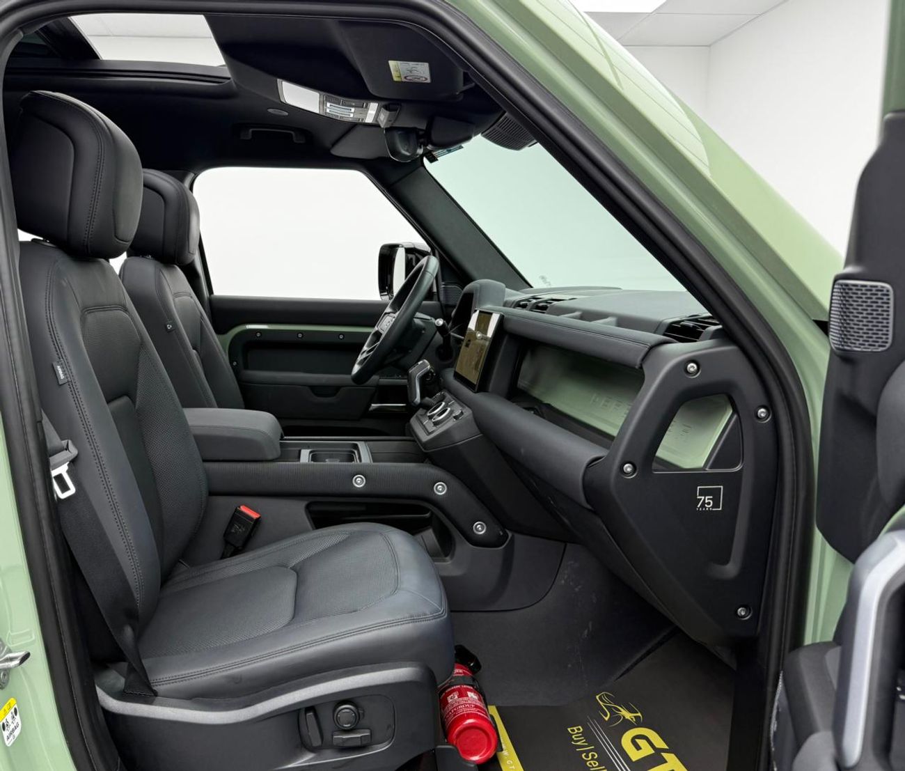 لاند روفر ديفندر 2023 Land Rover Defender P400 110 75th Anniversary, 2028 LR Warranty + Service Pack, Low Km, GCC