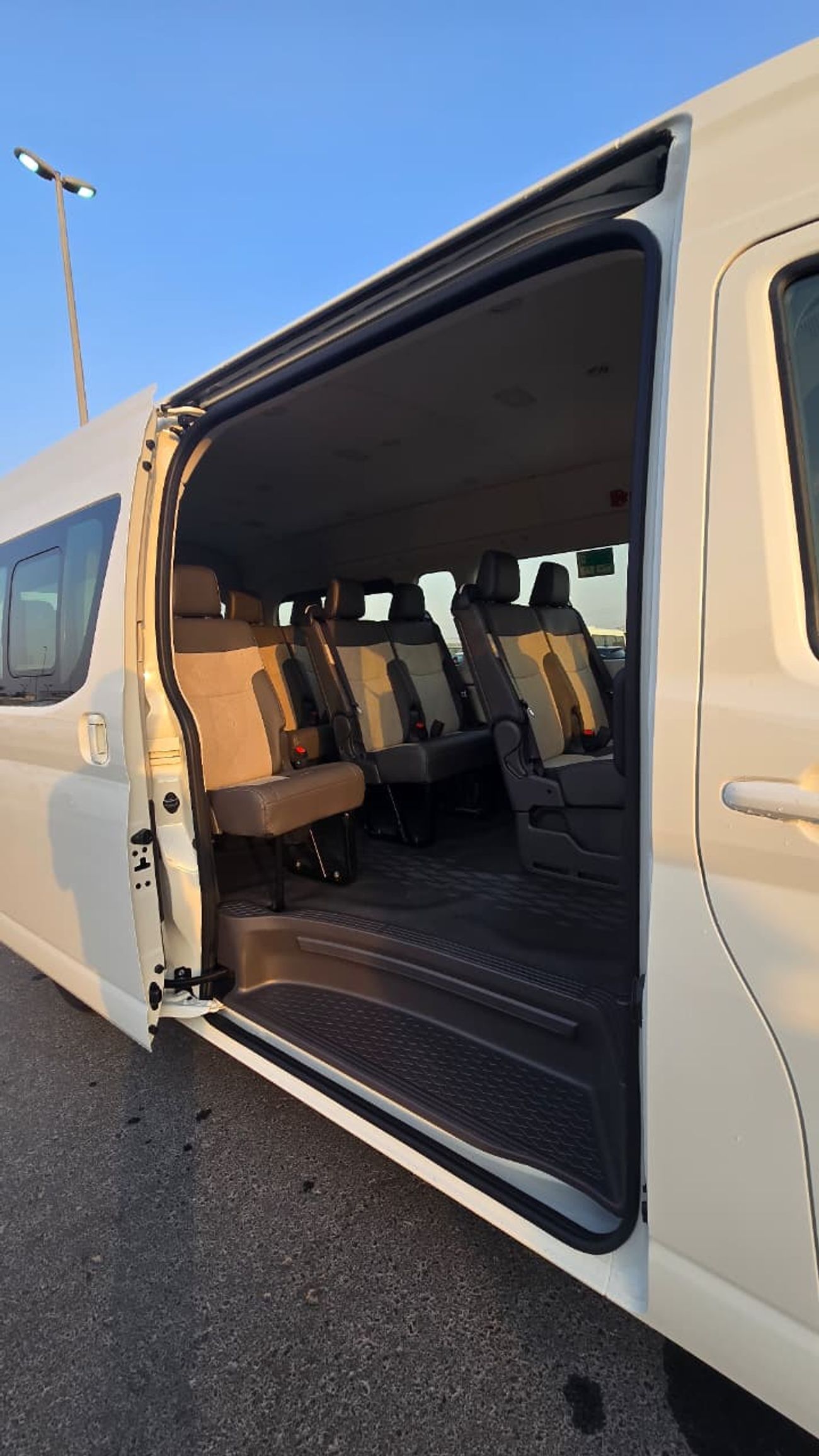 Toyota Hiace GL -High Roof  3.5L A/T