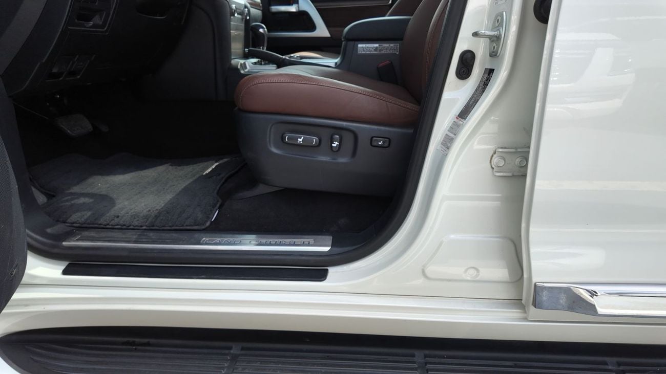 Toyota Land Cruiser VXR 5.7L 4WD TOYOTA LAND CRUISER VXR GRAND TOURING S 5.7L 4WD