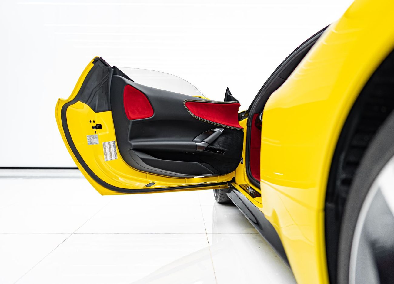 فيراري SF90 ستراديل SF90 STRADALE | CARBON INTERIOR | TWO-TONE BODYWORK | LMG MOTORS