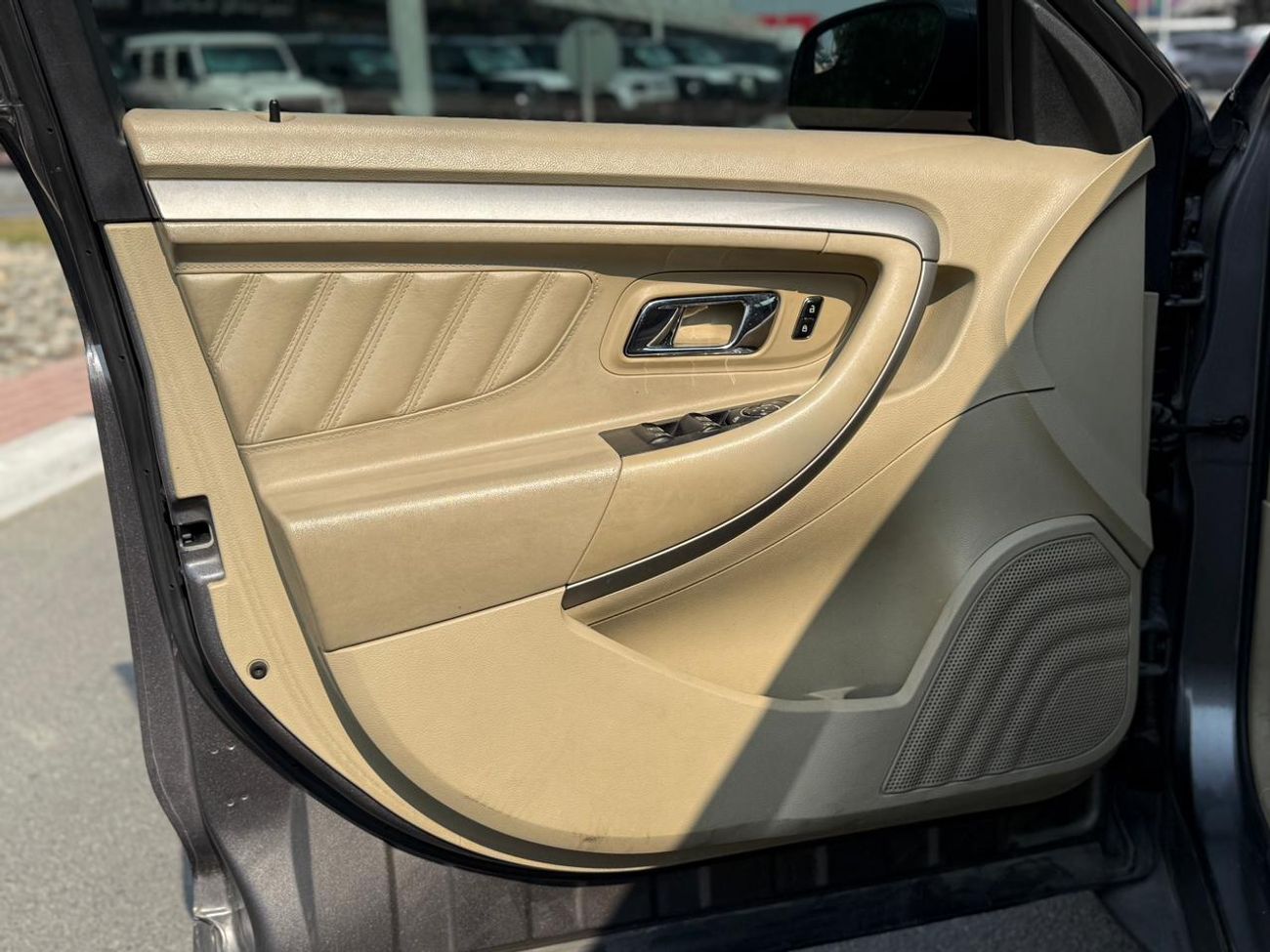 Ford Taurus 2013 FORD TAURUS GCC WELL MAINTAINED ONE OWNER