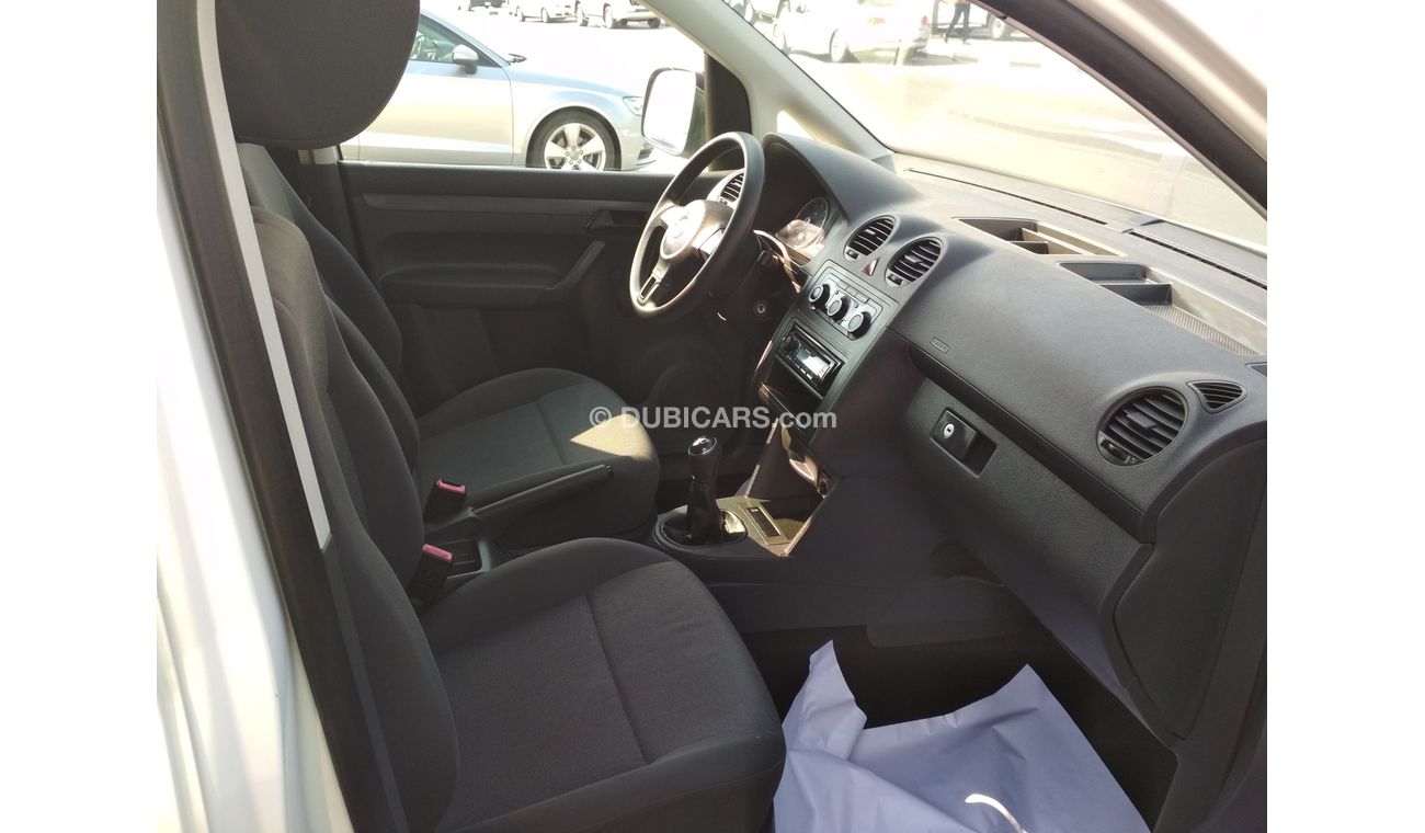 فولكس واجن كادي 2015 ابيض خليجى حالة وكالة بدون صبغ بدون حوادث ممتاذة