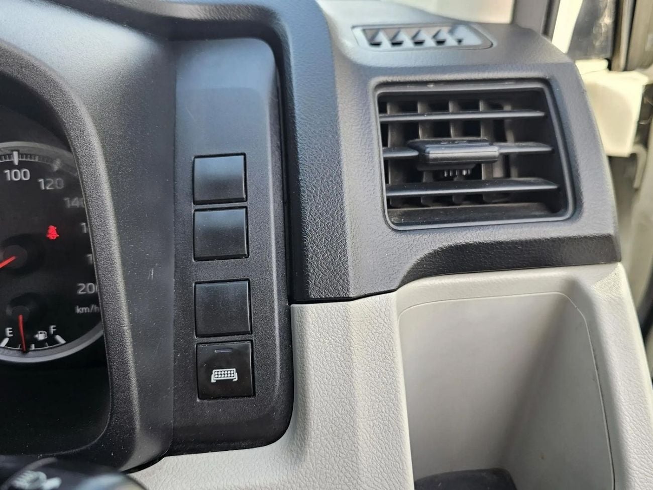 تويوتا هاياس High-roof passenger Van DSL 2.8L Diesel Engine Automatic Gear 2WD 11 Deats 5 Doors