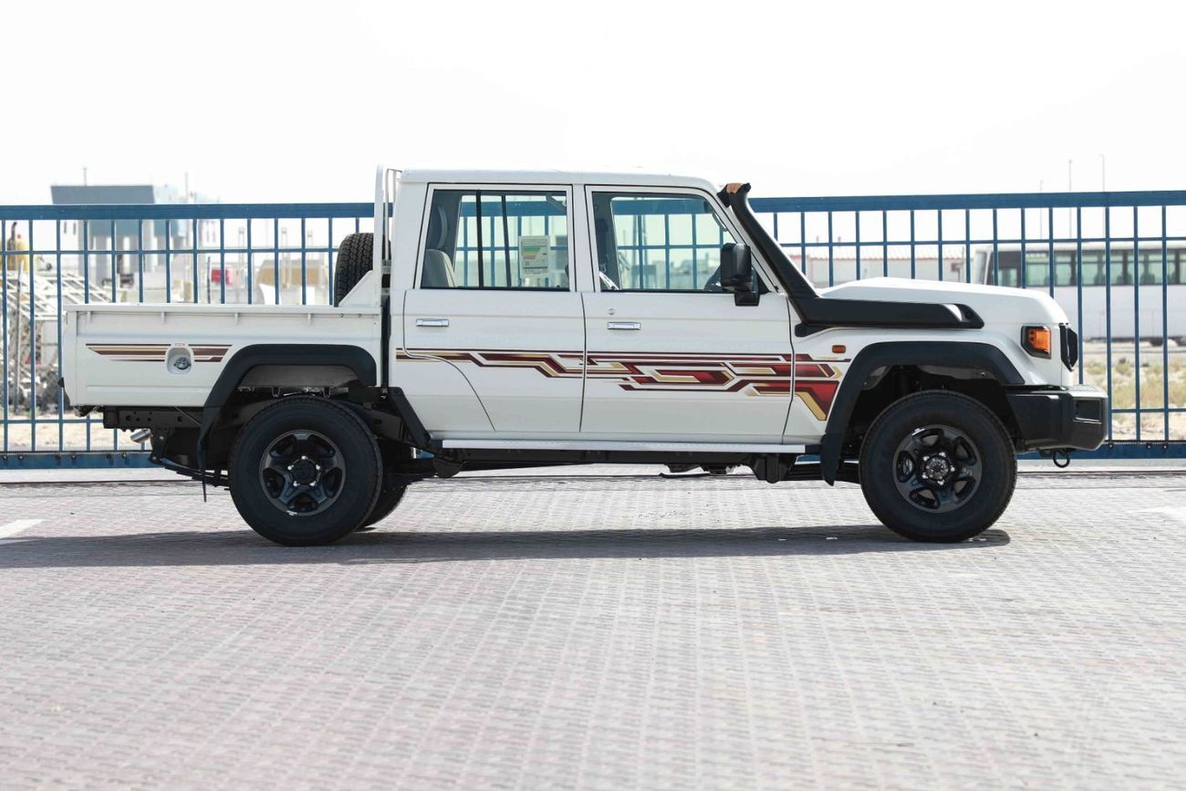Toyota Land Cruiser Pick Up 2024 Toyota LC79 4X4 Double Cab 4.5 V8 - White inside Beige | Export Only