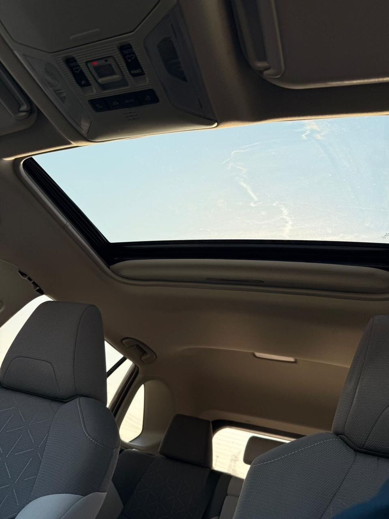 تويوتا راف ٤ XLE Full Option 2022 with sunroof, push start