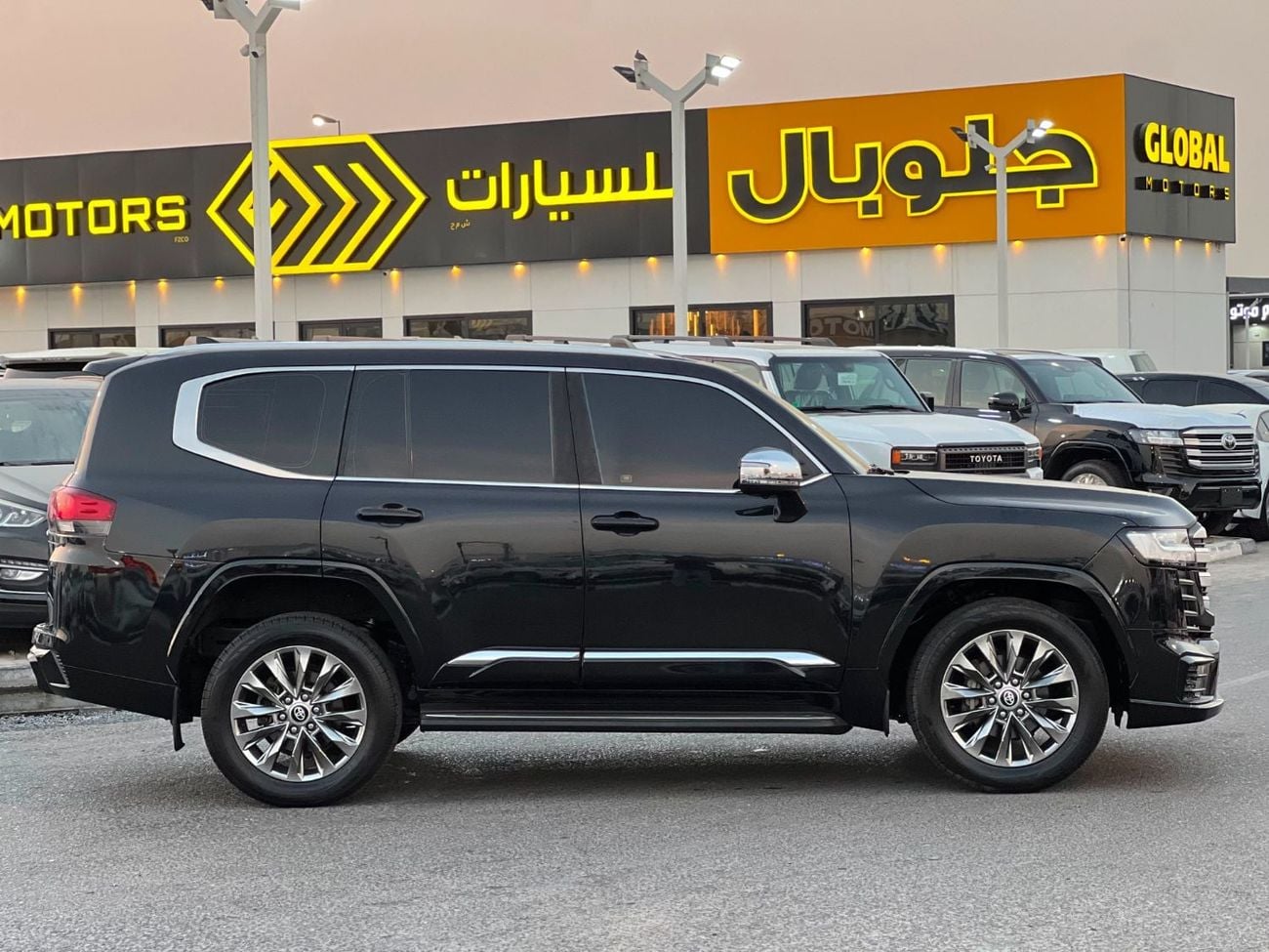تويوتا لاند كروزر GXR 2022MODEL 4.0L v6 petrol Engine Colour Black push start Transmission Automatic Interior.Begie leathe