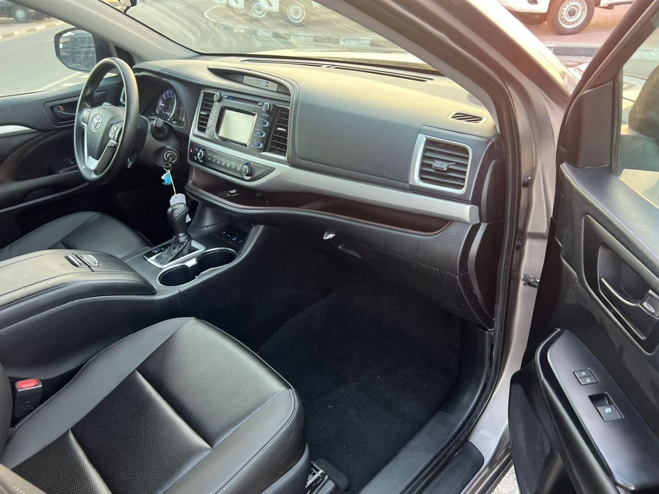 Toyota Highlander LE (NON GCC) 2019 Toyota Highlander 3.5L V6 - AWD 4x4 - Rear Camera - Leather seat 7 -