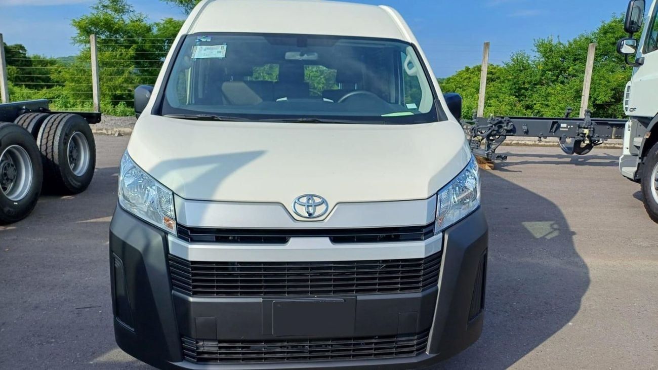Toyota Hiace Van High Roof 2.8L (174 HP) M/T