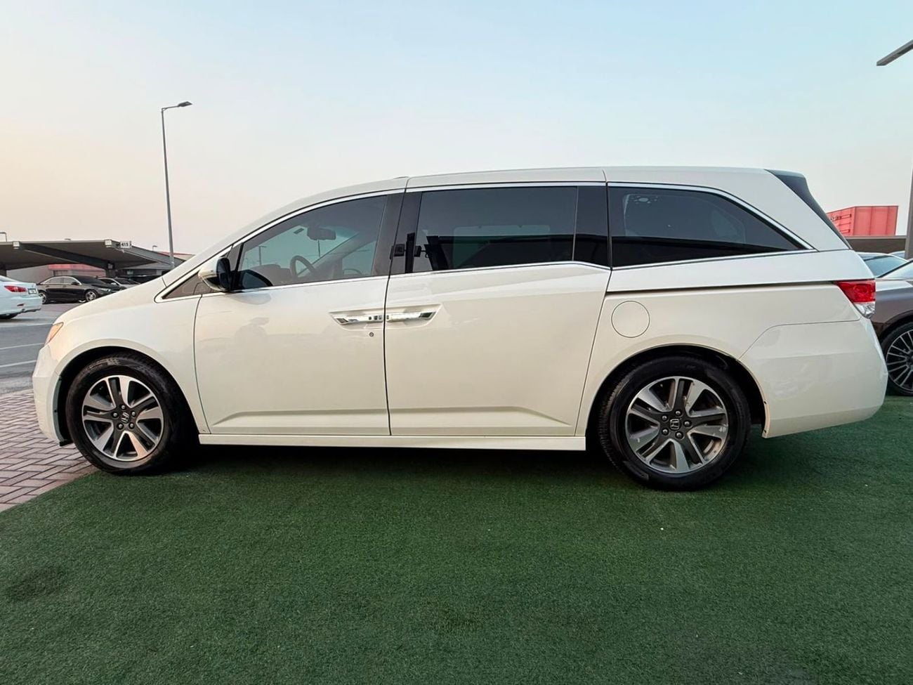 Honda Odyssey TOURING fully loaded in showroom condition