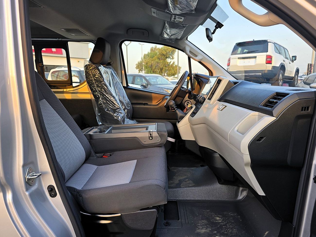 Toyota Hiace Toyota Hiace Std Roof Newshap 2.8l Diesel M/T 15 Seats White Color 2025 Model