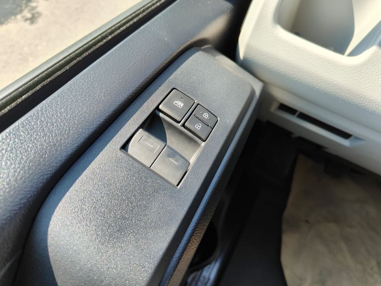 تويوتا هاياس 2026 Toyota Hiace DX 13-Seater 3.5L V6 Petrol M/T (3-Point Seatbelts) For Local