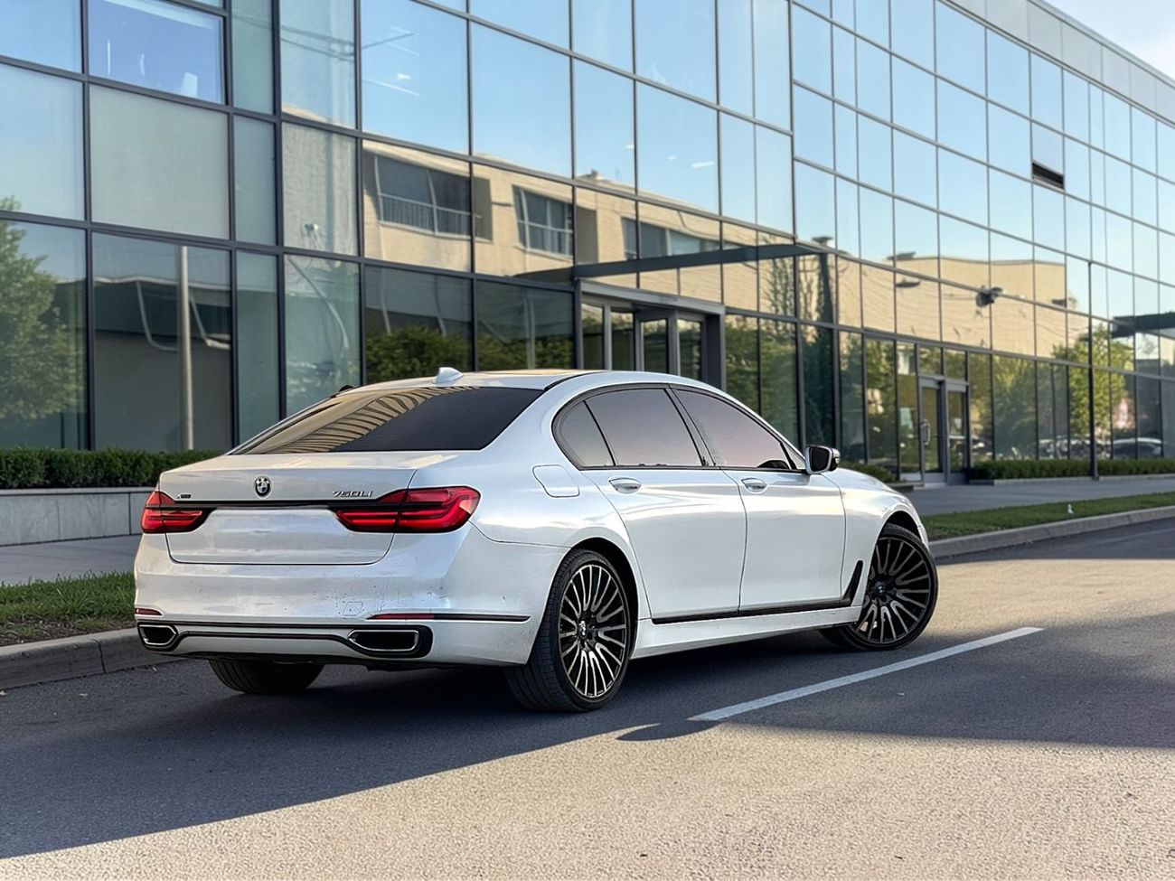 بي أم دبليو 750Li xDrive Executive 4.4L