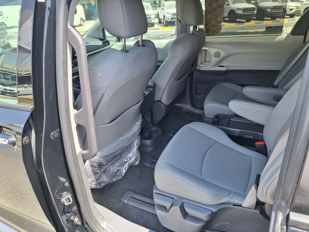 Toyota Granvia TOYOTA GRANVIA 2.5L HYBRID 7 SEATER