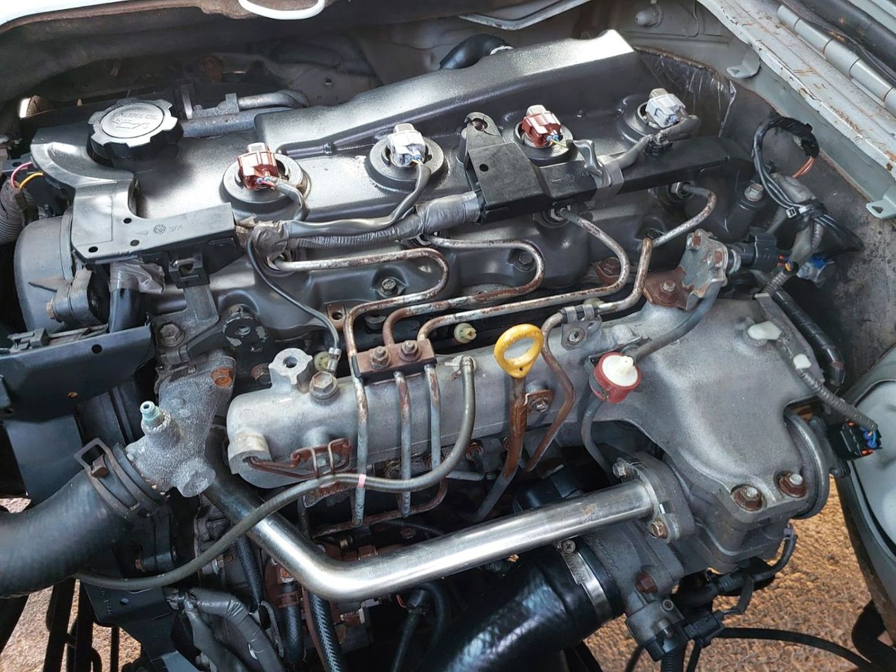 Toyota Hiace TOYOTA HIACE COMMUTER VAN RHD 2005 MODEL 2.5 L DIESEL MANUAL(PM07223)