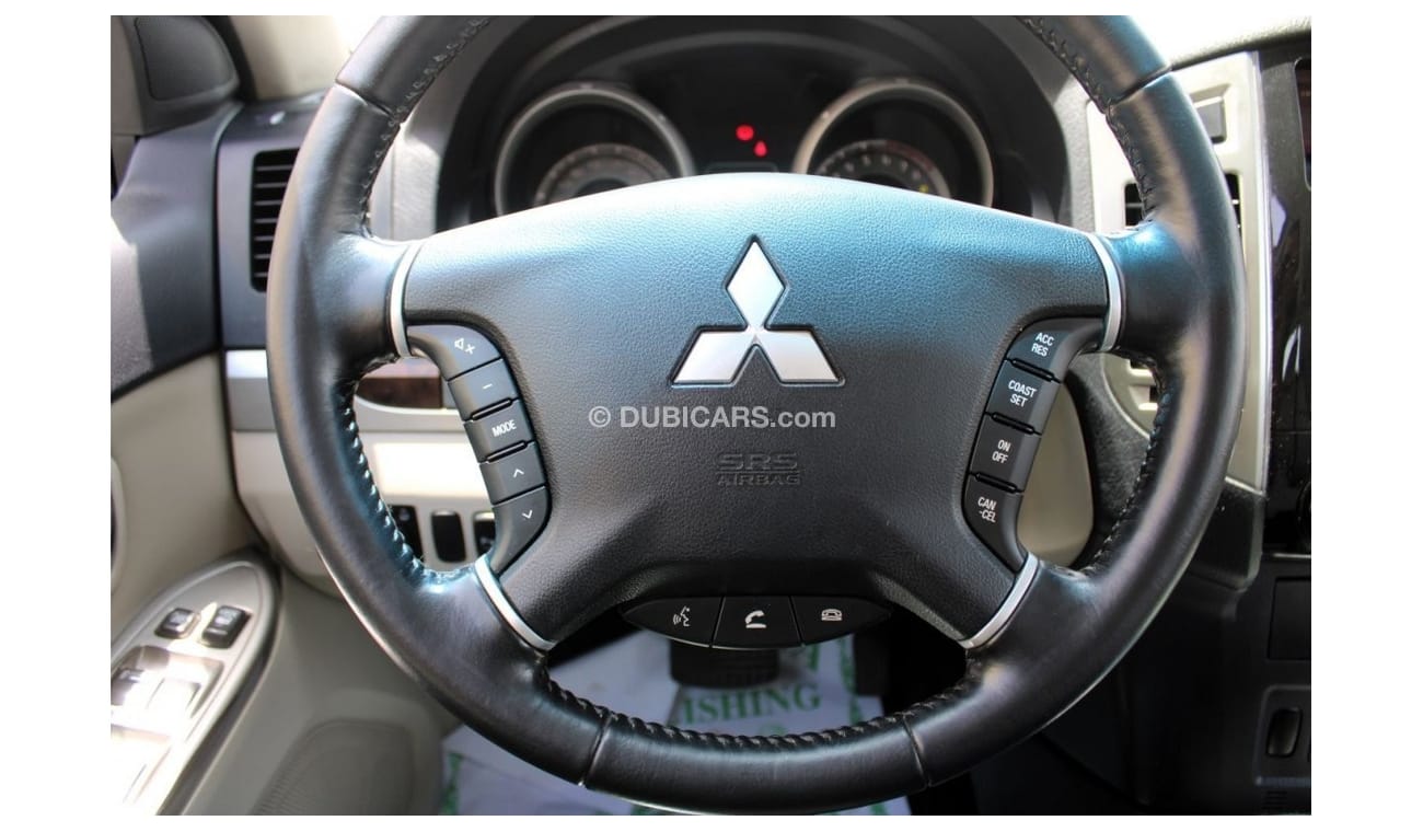 Mitsubishi Pajero GLS Mid ACCIDENTS FREE - GCC - ORIGINAL PAINT - MID OPTION - PERFECT CONDITION INSIDE OUT